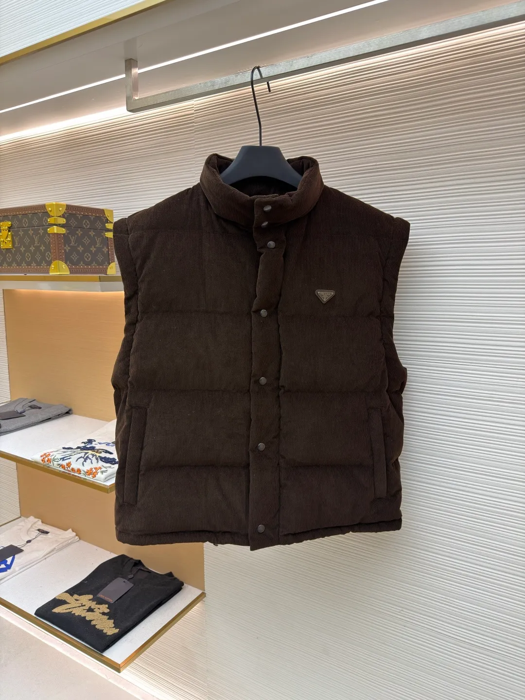 Prada Triangle Label Functional Down Jacket ●Original version: 26400 purchase and development ●Item number: 1681856-E55 ●Fabric: corduroy fabric ●Technology: mechanical down filling ●Color: brown ●Version: fitted version ●Weight: about 1180 grams ●Size: S-M-L-XL ●Description: Customized velvet premium corduroy with mellow texture and delicate texture Using the new national standard 90 white duck down (welcome to test), it is full of down and warm. You are in a warm cloud, surrounded by soft warmth. The main color is calm jet black. The iconic enameled metal triangle logo is embellished on the chest. It is low-key and powerful. The stand-up collar is crisp and stylish. It accurately fits the curve of the neck. And the design of the hidden hood is like a mysterious guardian. It can also be detached to turn the sleeves into a vest. Transformed into a lightweight vest, showing its unique charm inadvertently, switching styles freely, becoming the leader of urban fashion with its unique charm and fearless attitude, mechanical down filling. Prioritize the production of inner liner patterns to determine the down filling area according to the original three-dimensional effect. Determine the down weight per square meter to calculate the filling amount of each cut. The down filling machine uses a digital weighing unit to achieve stable measurement, and uses an imported special machine to position the "Prada triangle mark" with infrared rays for a more accurate position. Strong and sturdy. The template machine opens the zipper bag. The lines are smooth and neat. The lines are evenly routed. The template machine lines the lines. The line process of the template machine shows extremely high neatness and smoothness. The craftsman accurately controls the size during the operation to ensure that each line meets the design requirements. The lines of the entire template are smooth and unified. It is neat and beautiful, and the fabrics have been washed. It has better hand feel and texture. It is not easy to deform, not easy to shrink, not easy to fade, and maintains long-term beauty. The overall wiring is straight and delicate, the fabric is comfortable and soft, and the color is consistent without color difference. It can be matched with the same style to create a fashionable look and control various occasions. Customized accessories, complete with three standards, same style for men and women!