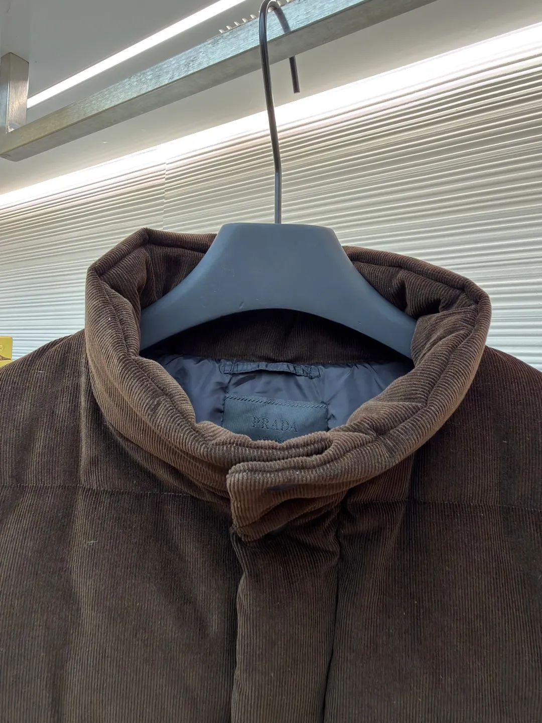Prada Triangle Label Functional Down Jacket ●Original version: 26400 purchase and development ●Item number: 1681856-E55 ●Fabric: corduroy fabric ●Technology: mechanical down filling ●Color: brown ●Version: fitted version ●Weight: about 1180 grams ●Size: S-M-L-XL ●Description: Customized velvet premium corduroy with mellow texture and delicate texture Using the new national standard 90 white duck down (welcome to test), it is full of down and warm. You are in a warm cloud, surrounded by soft warmth. The main color is calm jet black. The iconic enameled metal triangle logo is embellished on the chest. It is low-key and powerful. The stand-up collar is crisp and stylish. It accurately fits the curve of the neck. And the design of the hidden hood is like a mysterious guardian. It can also be detached to turn the sleeves into a vest. Transformed into a lightweight vest, showing its unique charm inadvertently, switching styles freely, becoming the leader of urban fashion with its unique charm and fearless attitude, mechanical down filling. Prioritize the production of inner liner patterns to determine the down filling area according to the original three-dimensional effect. Determine the down weight per square meter to calculate the filling amount of each cut. The down filling machine uses a digital weighing unit to achieve stable measurement, and uses an imported special machine to position the "Prada triangle mark" with infrared rays for a more accurate position. Strong and sturdy. The template machine opens the zipper bag. The lines are smooth and neat. The lines are evenly routed. The template machine lines the lines. The line process of the template machine shows extremely high neatness and smoothness. The craftsman accurately controls the size during the operation to ensure that each line meets the design requirements. The lines of the entire template are smooth and unified. It is neat and beautiful, and the fabrics have been washed. It has better hand feel and texture. It is not easy to deform, not easy to shrink, not easy to fade, and maintains long-term beauty. The overall wiring is straight and delicate, the fabric is comfortable and soft, and the color is consistent without color difference. It can be matched with the same style to create a fashionable look and control various occasions. Customized accessories, complete with three standards, same style for men and women!