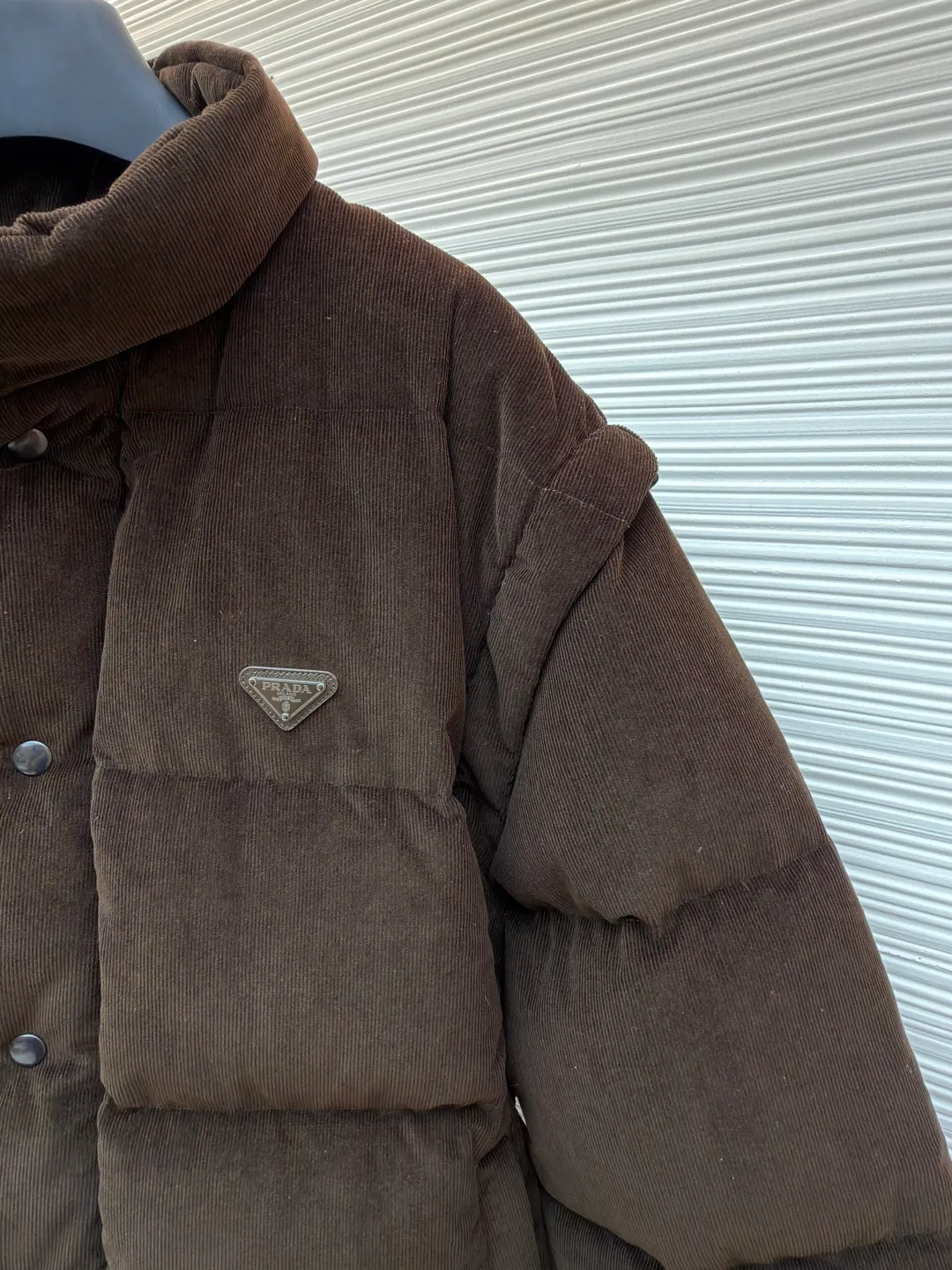 Prada Triangle Label Functional Down Jacket ●Original version: 26400 purchase and development ●Item number: 1681856-E55 ●Fabric: corduroy fabric ●Technology: mechanical down filling ●Color: brown ●Version: fitted version ●Weight: about 1180 grams ●Size: S-M-L-XL ●Description: Customized velvet premium corduroy with mellow texture and delicate texture Using the new national standard 90 white duck down (welcome to test), it is full of down and warm. You are in a warm cloud, surrounded by soft warmth. The main color is calm jet black. The iconic enameled metal triangle logo is embellished on the chest. It is low-key and powerful. The stand-up collar is crisp and stylish. It accurately fits the curve of the neck. And the design of the hidden hood is like a mysterious guardian. It can also be detached to turn the sleeves into a vest. Transformed into a lightweight vest, showing its unique charm inadvertently, switching styles freely, becoming the leader of urban fashion with its unique charm and fearless attitude, mechanical down filling. Prioritize the production of inner liner patterns to determine the down filling area according to the original three-dimensional effect. Determine the down weight per square meter to calculate the filling amount of each cut. The down filling machine uses a digital weighing unit to achieve stable measurement, and uses an imported special machine to position the "Prada triangle mark" with infrared rays for a more accurate position. Strong and sturdy. The template machine opens the zipper bag. The lines are smooth and neat. The lines are evenly routed. The template machine lines the lines. The line process of the template machine shows extremely high neatness and smoothness. The craftsman accurately controls the size during the operation to ensure that each line meets the design requirements. The lines of the entire template are smooth and unified. It is neat and beautiful, and the fabrics have been washed. It has better hand feel and texture. It is not easy to deform, not easy to shrink, not easy to fade, and maintains long-term beauty. The overall wiring is straight and delicate, the fabric is comfortable and soft, and the color is consistent without color difference. It can be matched with the same style to create a fashionable look and control various occasions. Customized accessories, complete with three standards, same style for men and women!