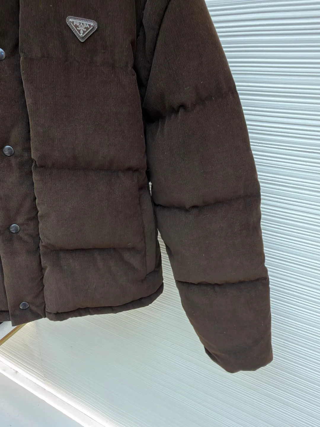 Prada Triangle Label Functional Down Jacket ●Original version: 26400 purchase and development ●Item number: 1681856-E55 ●Fabric: corduroy fabric ●Technology: mechanical down filling ●Color: brown ●Version: fitted version ●Weight: about 1180 grams ●Size: S-M-L-XL ●Description: Customized velvet premium corduroy with mellow texture and delicate texture Using the new national standard 90 white duck down (welcome to test), it is full of down and warm. You are in a warm cloud, surrounded by soft warmth. The main color is calm jet black. The iconic enameled metal triangle logo is embellished on the chest. It is low-key and powerful. The stand-up collar is crisp and stylish. It accurately fits the curve of the neck. And the design of the hidden hood is like a mysterious guardian. It can also be detached to turn the sleeves into a vest. Transformed into a lightweight vest, showing its unique charm inadvertently, switching styles freely, becoming the leader of urban fashion with its unique charm and fearless attitude, mechanical down filling. Prioritize the production of inner liner patterns to determine the down filling area according to the original three-dimensional effect. Determine the down weight per square meter to calculate the filling amount of each cut. The down filling machine uses a digital weighing unit to achieve stable measurement, and uses an imported special machine to position the "Prada triangle mark" with infrared rays for a more accurate position. Strong and sturdy. The template machine opens the zipper bag. The lines are smooth and neat. The lines are evenly routed. The template machine lines the lines. The line process of the template machine shows extremely high neatness and smoothness. The craftsman accurately controls the size during the operation to ensure that each line meets the design requirements. The lines of the entire template are smooth and unified. It is neat and beautiful, and the fabrics have been washed. It has better hand feel and texture. It is not easy to deform, not easy to shrink, not easy to fade, and maintains long-term beauty. The overall wiring is straight and delicate, the fabric is comfortable and soft, and the color is consistent without color difference. It can be matched with the same style to create a fashionable look and control various occasions. Customized accessories, complete with three standards, same style for men and women!