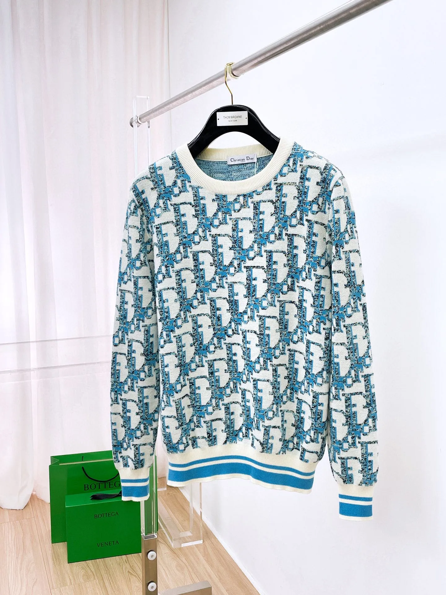 🅿️440 Dior 2025ss new wool blended round neck long-sleeved sweater cardigan bottoming sweater, high-end version! The custom-made fabrics at the counter are highly breathable and comfortable, with impeccable details and brand element design concepts, reflecting high quality. It feels delicate and soft! It presents a casual cut and the upper body shape is great! 🐉Code size: M-3XL