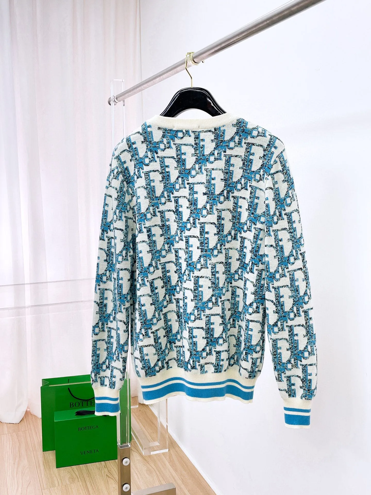 🅿️440 Dior 2025ss new wool blended round neck long-sleeved sweater cardigan bottoming sweater, high-end version! The custom-made fabrics at the counter are highly breathable and comfortable, with impeccable details and brand element design concepts, reflecting high quality. It feels delicate and soft! It presents a casual cut and the upper body shape is great! 🐉Code size: M-3XL
