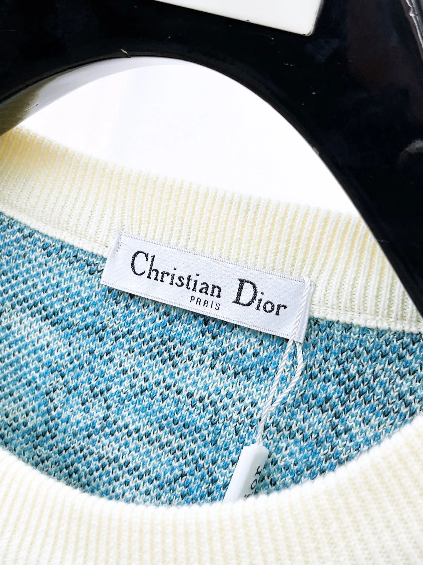 🅿️440 Dior 2025ss new wool blended round neck long-sleeved sweater cardigan bottoming sweater, high-end version! The custom-made fabrics at the counter are highly breathable and comfortable, with impeccable details and brand element design concepts, reflecting high quality. It feels delicate and soft! It presents a casual cut and the upper body shape is great! 🐉Code size: M-3XL