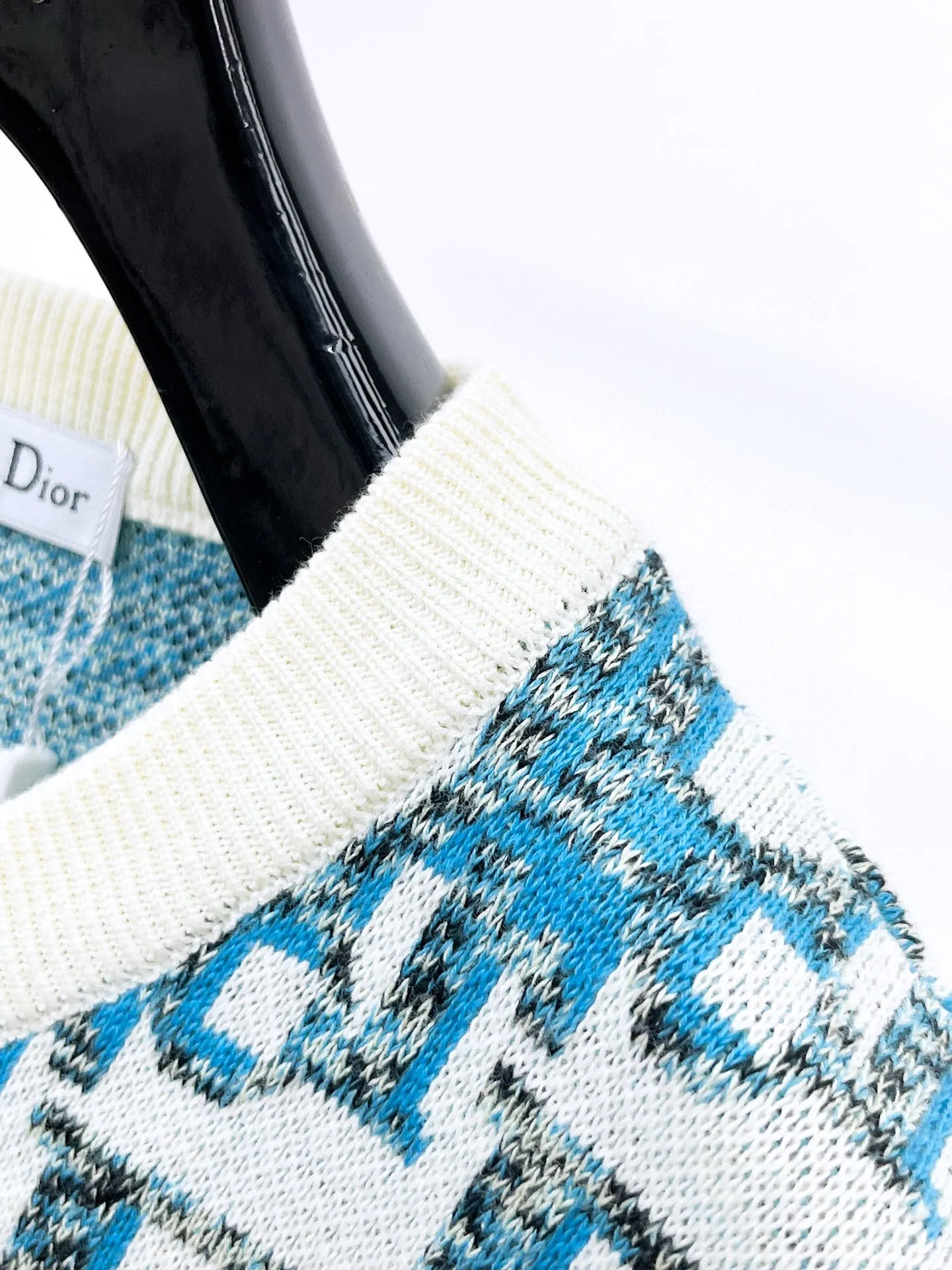 🅿️440 Dior 2025ss new wool blended round neck long-sleeved sweater cardigan bottoming sweater, high-end version! The custom-made fabrics at the counter are highly breathable and comfortable, with impeccable details and brand element design concepts, reflecting high quality. It feels delicate and soft! It presents a casual cut and the upper body shape is great! 🐉Code size: M-3XL