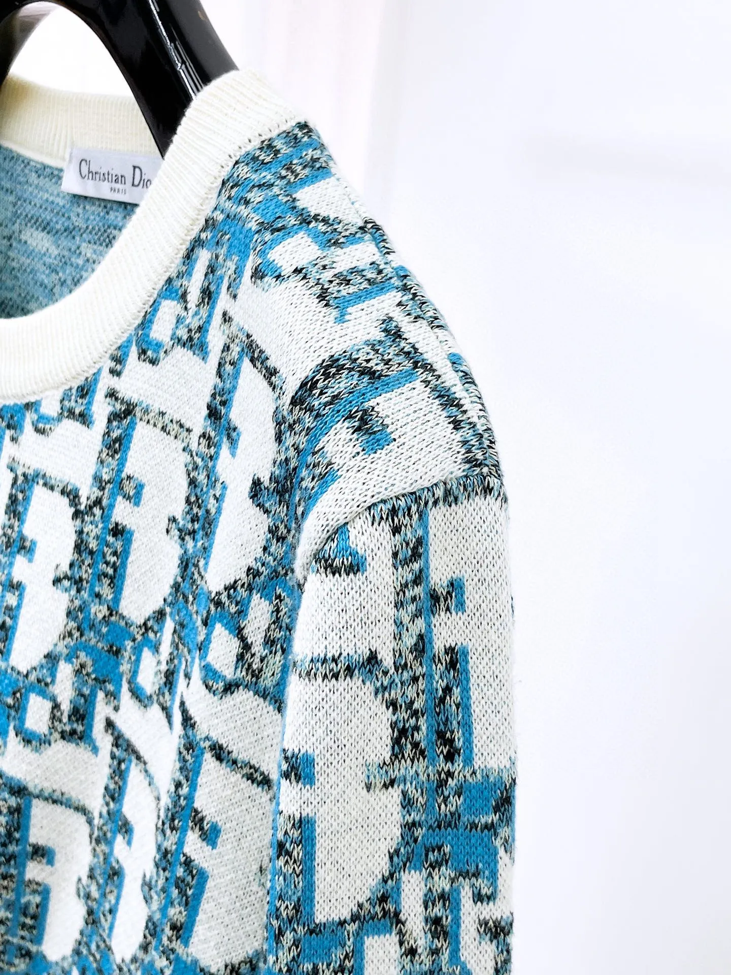 🅿️440 Dior 2025ss new wool blended round neck long-sleeved sweater cardigan bottoming sweater, high-end version! The custom-made fabrics at the counter are highly breathable and comfortable, with impeccable details and brand element design concepts, reflecting high quality. It feels delicate and soft! It presents a casual cut and the upper body shape is great! 🐉Code size: M-3XL