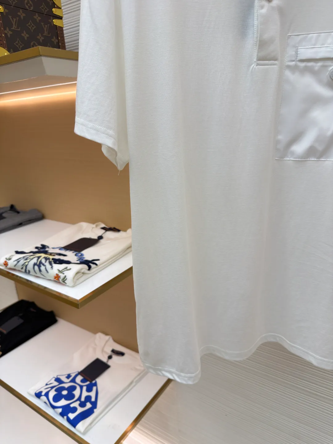 Prada Triangle Pocket Polo Shirt ●Original version: Purchased and developed at 9050 ●Item number: 1682394-A25 ●Fabric: mercerized grosgrain fabric ●Technology: needle and shuttle splicing ●Color: white ●Version: fitted version ●Weight: about 215 grams ●Size: S-M-L-XL ●Description: Customized mercerized grosgrain fabric, smooth and delicate, comfortable and close to the skin, classic black tone exudes an innate sense of luxury and is devouring with warmth The iconic triangular logo embellishes the chest, highlighting the elegance and nobility of the brand. The exquisite zipper pocket design is cleverly integrated, making the Polo shirt instantly rejuvenated. The perfect collision of simplicity and style. A versatile artifact in the wardrobe, the "Prada triangle mark" is positioned using an imported special machine infrared to position it more accurately and firmly. Needle and shuttle stitching technology can make full use of the respective advantages of knitted fabrics and woven fabrics. By choosing the appropriate sewing process and stitches, it can ensure that the splicing parts are strong and beautiful. The template machine opens the bag. The preset template guides the position, shape and size of the bag opening. The accuracy ensures the quality of the bag opening effect. The overall wiring is straight and delicate, the fabric is comfortable and soft, and the color is consistent without color difference. It can be matched with the same style to create a fashionable look and control various occasions. Customized accessories, complete with three standards, same style for men and women!