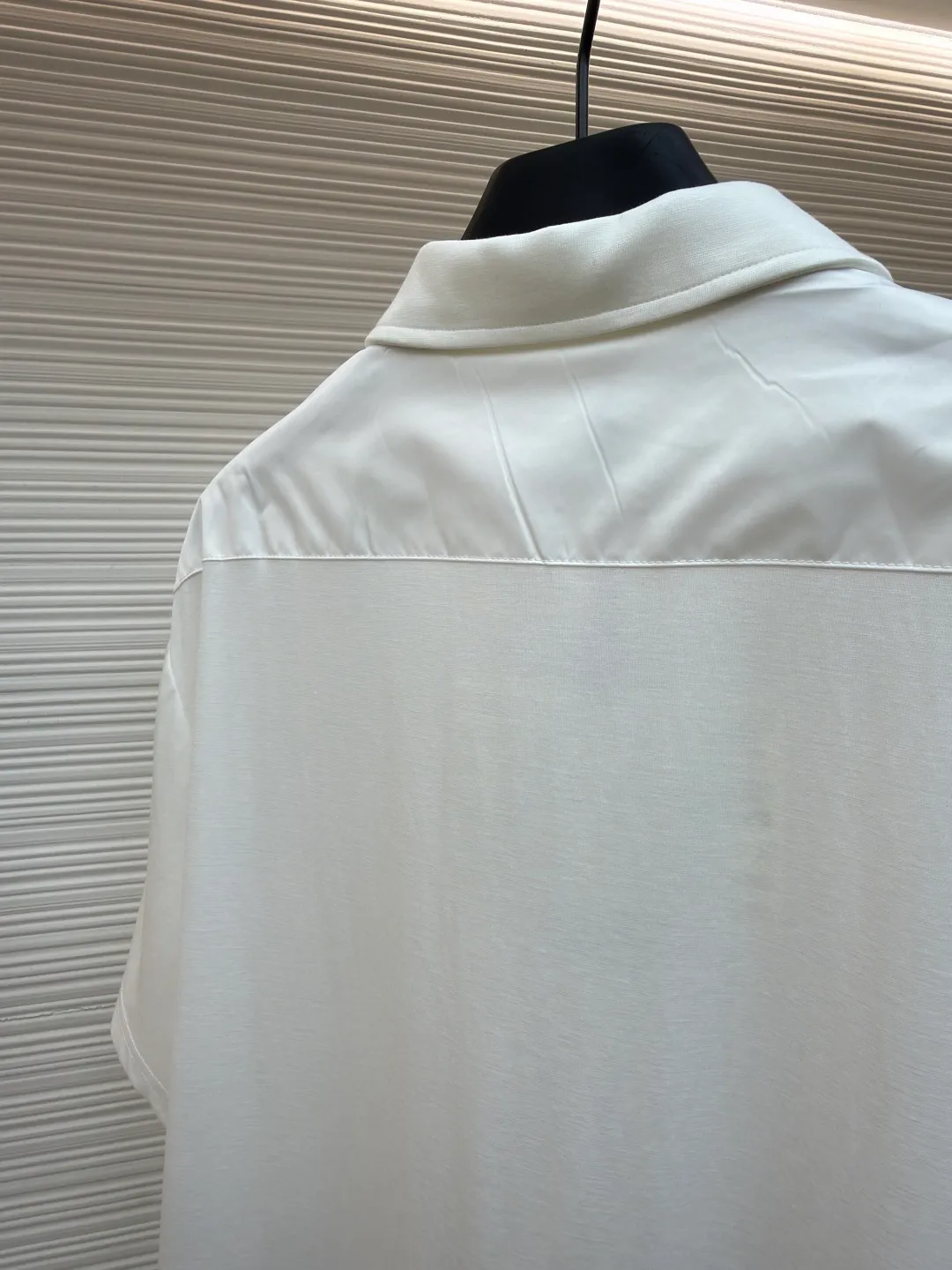 Prada Triangle Pocket Polo Shirt ●Original version: Purchased and developed at 9050 ●Item number: 1682394-A25 ●Fabric: mercerized grosgrain fabric ●Technology: needle and shuttle splicing ●Color: white ●Version: fitted version ●Weight: about 215 grams ●Size: S-M-L-XL ●Description: Customized mercerized grosgrain fabric, smooth and delicate, comfortable and close to the skin, classic black tone exudes an innate sense of luxury and is devouring with warmth The iconic triangular logo embellishes the chest, highlighting the elegance and nobility of the brand. The exquisite zipper pocket design is cleverly integrated, making the Polo shirt instantly rejuvenated. The perfect collision of simplicity and style. A versatile artifact in the wardrobe, the "Prada triangle mark" is positioned using an imported special machine infrared to position it more accurately and firmly. Needle and shuttle stitching technology can make full use of the respective advantages of knitted fabrics and woven fabrics. By choosing the appropriate sewing process and stitches, it can ensure that the splicing parts are strong and beautiful. The template machine opens the bag. The preset template guides the position, shape and size of the bag opening. The accuracy ensures the quality of the bag opening effect. The overall wiring is straight and delicate, the fabric is comfortable and soft, and the color is consistent without color difference. It can be matched with the same style to create a fashionable look and control various occasions. Customized accessories, complete with three standards, same style for men and women!