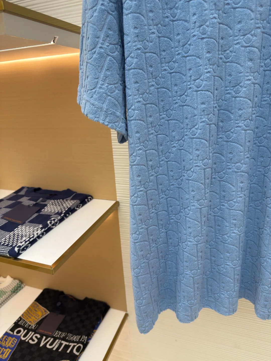 DIOR full-print terry short sleeves ●Authentic product: Purchased and developed for 6600 ●Item number: 1680261-A05 ●Fabric: pure cotton fabric ●Technology: positioning cutting ●Version: fitted version ●Weight: about 350g ●Size: S-M-L-XL ●Description: Custom-woven and custom-dyed pure cotton 100% jacquard material Oblique presbyopic pattern fabric Weight 300G Positioning pattern Positioning tailoring Each piece is in the same position Jacquard cotton towel material has dark patterns and a heavy hand feel. The overall routing is straight and delicate, the fabric is comfortable and soft, and the color is consistent without color difference. It can be matched with the same style to create a fashionable look and control various occasions. Customized accessories, complete with three standards, same style for men and women!