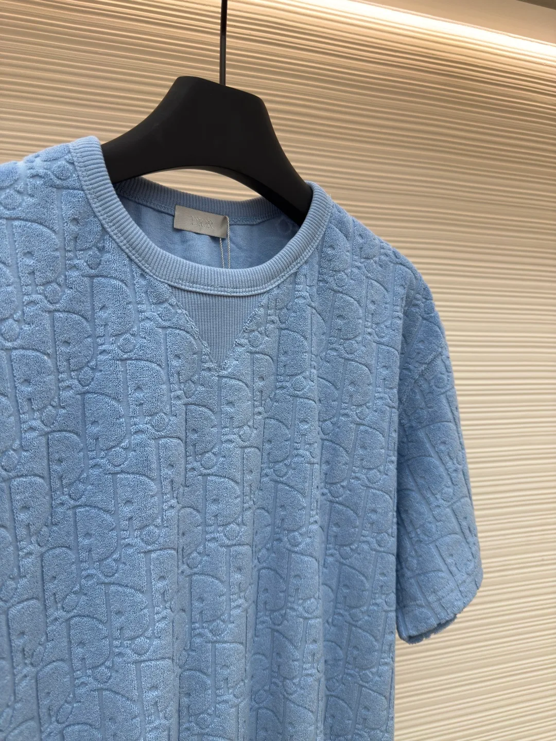 DIOR full-print terry short sleeves ●Authentic product: Purchased and developed for 6600 ●Item number: 1680261-A05 ●Fabric: pure cotton fabric ●Technology: positioning cutting ●Version: fitted version ●Weight: about 350g ●Size: S-M-L-XL ●Description: Custom-woven and custom-dyed pure cotton 100% jacquard material Oblique presbyopic pattern fabric Weight 300G Positioning pattern Positioning tailoring Each piece is in the same position Jacquard cotton towel material has dark patterns and a heavy hand feel. The overall routing is straight and delicate, the fabric is comfortable and soft, and the color is consistent without color difference. It can be matched with the same style to create a fashionable look and control various occasions. Customized accessories, complete with three standards, same style for men and women!