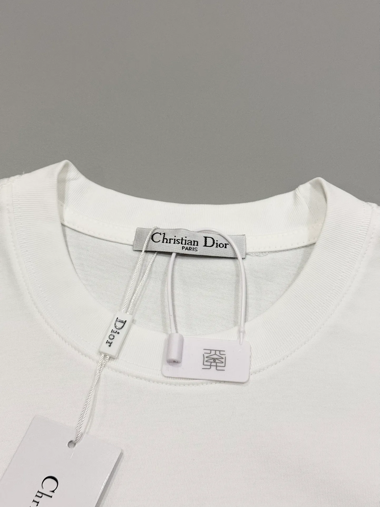 🅿️190 [Higher Version] Dior x Stone Island Dior x Stone Island joint embroidered short sleeves. The fabric is 32 counts, 280g, full of texture and soft to the touch. The process adopts imported machine embroidery technology. Advanced computer control system and precision mechanical components are used to realize the Dior Stone Island embroidery operation. High precision. The lines are smooth and delicate. The valley wave weaving process adjusts the knitting method of the front and rear continuous needle beds to create a horizontal convex effect on the surface of the knitted fabric. The fabric is washed and has a better hand feel. It is not easy to deform, shrink or fade. Maintain long-lasting beauty, complete with three standard styles for men and women. Color: black/white Size: S to xL