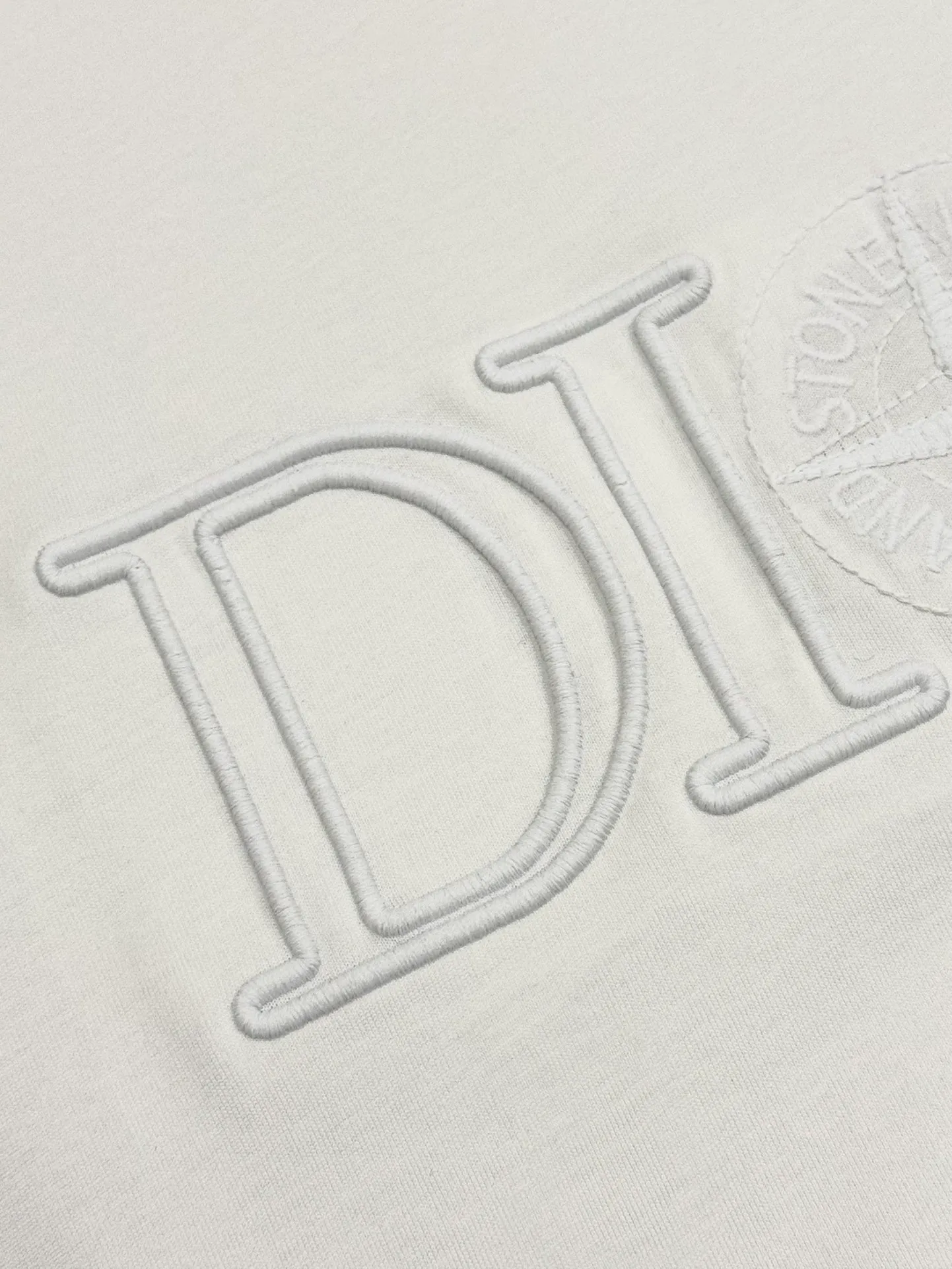 🅿️190 [Higher Version] Dior x Stone Island Dior x Stone Island joint embroidered short sleeves. The fabric is 32 counts, 280g, full of texture and soft to the touch. The process adopts imported machine embroidery technology. Advanced computer control system and precision mechanical components are used to realize the Dior Stone Island embroidery operation. High precision. The lines are smooth and delicate. The valley wave weaving process adjusts the knitting method of the front and rear continuous needle beds to create a horizontal convex effect on the surface of the knitted fabric. The fabric is washed and has a better hand feel. It is not easy to deform, shrink or fade. Maintain long-lasting beauty, complete with three standard styles for men and women. Color: black/white Size: S to xL