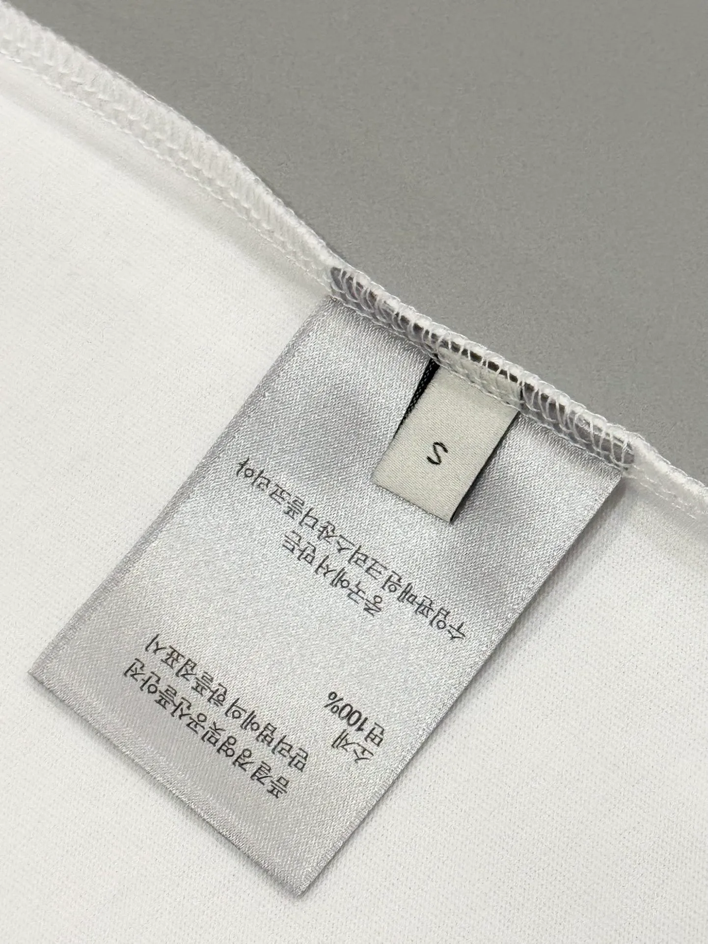 🅿️190 [Higher Version] Dior x Stone Island Dior x Stone Island joint embroidered short sleeves. The fabric is 32 counts, 280g, full of texture and soft to the touch. The process adopts imported machine embroidery technology. Advanced computer control system and precision mechanical components are used to realize the Dior Stone Island embroidery operation. High precision. The lines are smooth and delicate. The valley wave weaving process adjusts the knitting method of the front and rear continuous needle beds to create a horizontal convex effect on the surface of the knitted fabric. The fabric is washed and has a better hand feel. It is not easy to deform, shrink or fade. Maintain long-lasting beauty, complete with three standard styles for men and women. Color: black/white Size: S to xL