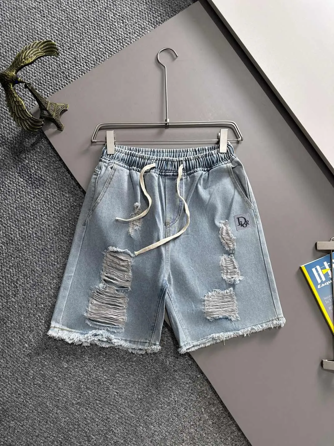 🅿️330 Dior's 2025 summer new jeans denim shorts are produced using imported Japanese Denim plain cotton denim fabrics, complete with three standards, and the top stonewashing process makes the texture reach the old taste of the 1980s, soft, delicate, comfortable and breathable.