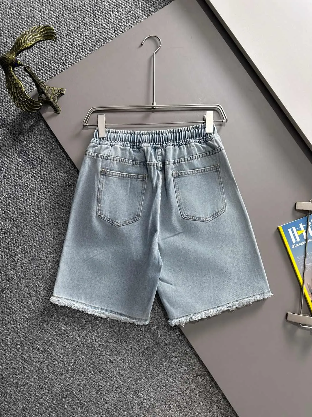 🅿️330 Dior's 2025 summer new jeans denim shorts are produced using imported Japanese Denim plain cotton denim fabrics, complete with three standards, and the top stonewashing process makes the texture reach the old taste of the 1980s, soft, delicate, comfortable and breathable.