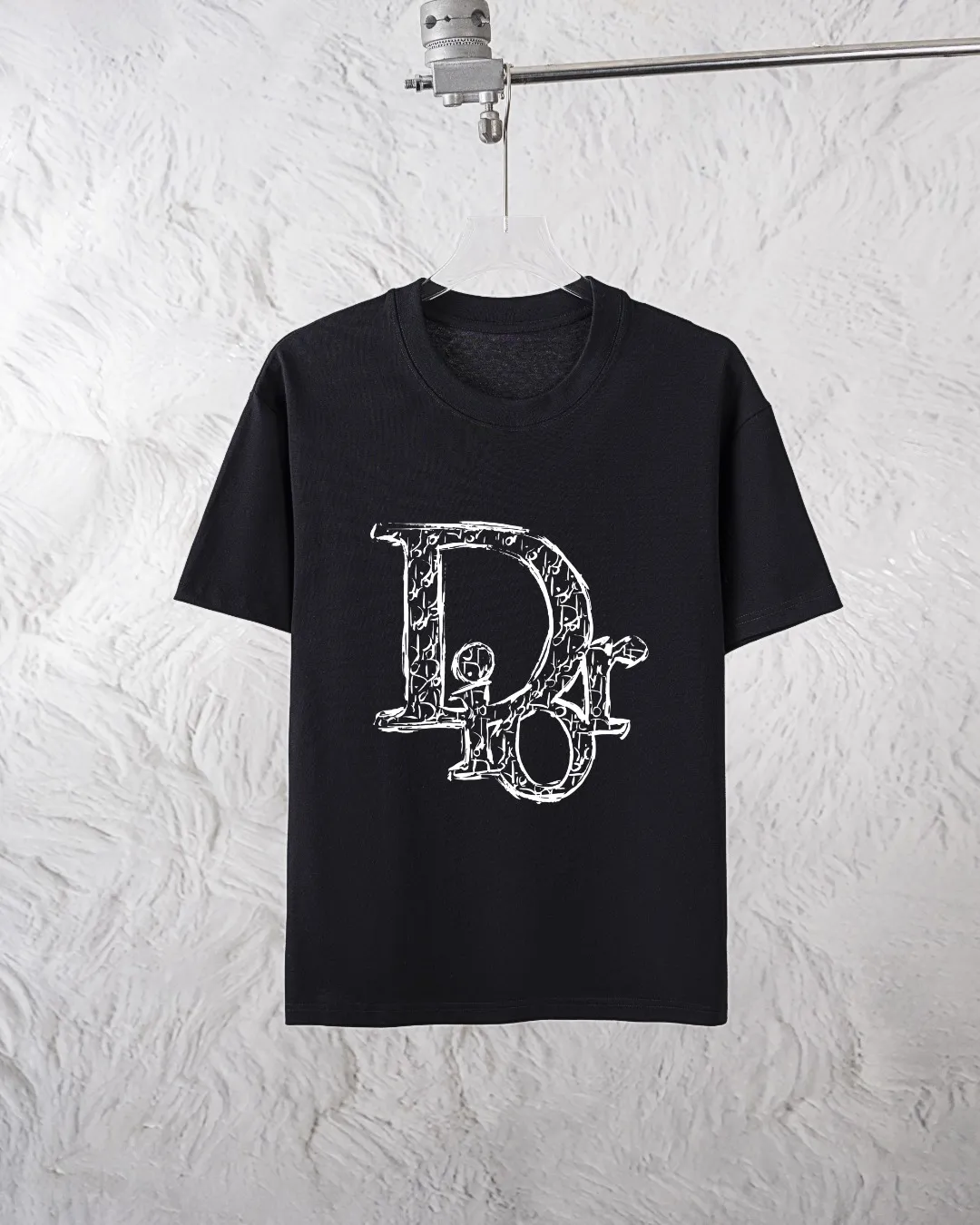 🅿️300 Dior Exclusively provides new trendy men’s fashionable round neck short-sleeved shorts suits, trendy and fashionable casual short-sleeved suits! It has high breathability and comfort, impeccable details, and brand element design concept, reflecting high quality. It presents a casual cut and the upper body shape is great! Material: 250g Xinjiang long-staple cotton short sleeves + 360g pure cotton terry shorts Size: S M L Due to manual measurement, there is a deviation of about 1-3CM in size.