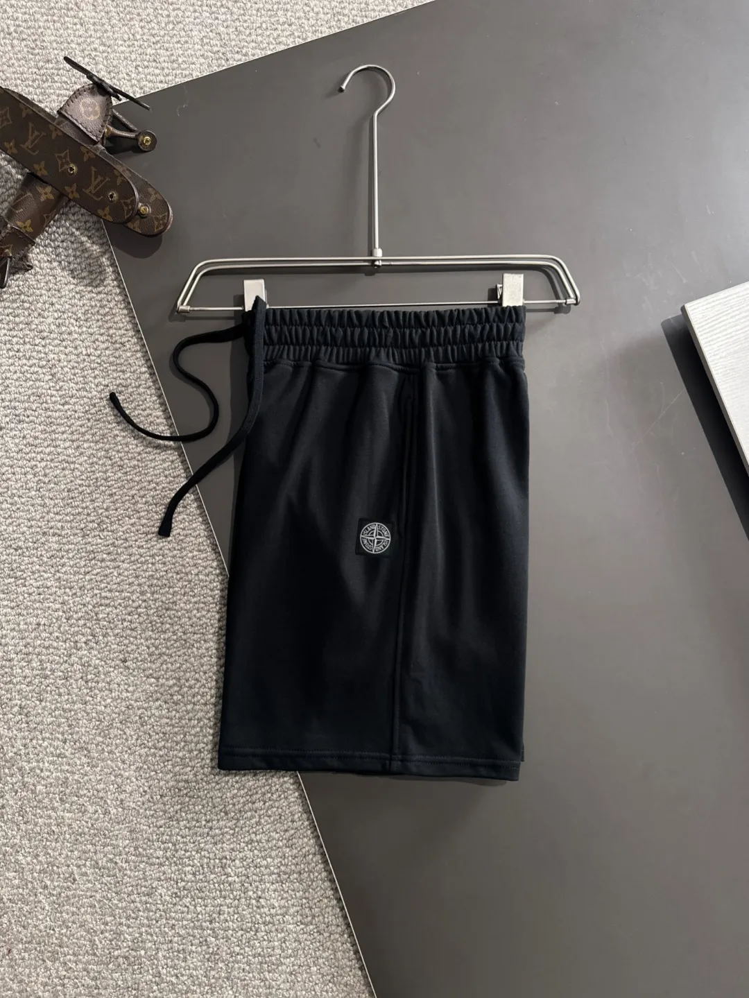 🅿️330 shipped next day, high-end goods DIOR/Dior Stone Island 2025 spring and summer new elastic band casual solid color loose shorts, two needle stitches at the trouser hem, fine and firm stitching, counter-customized fabrics with high breathability and comfort, impeccable details, brand element design concept, reflecting high quality. It feels delicate and soft! It presents a casual cut and the upper body shape is great! Size: S-XXL