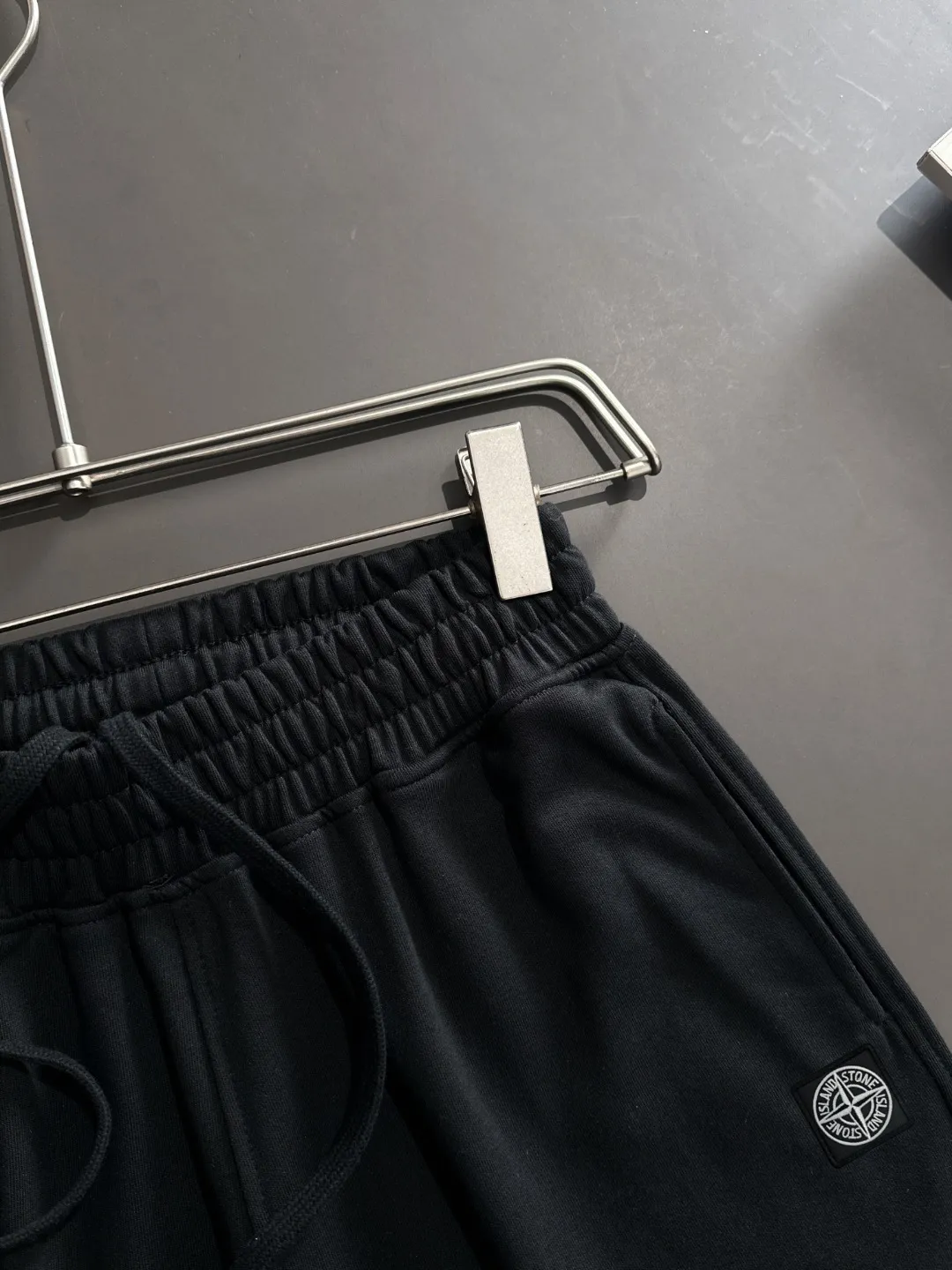 🅿️330 shipped next day, high-end goods DIOR/Dior Stone Island 2025 spring and summer new elastic band casual solid color loose shorts, two needle stitches at the trouser hem, fine and firm stitching, counter-customized fabrics with high breathability and comfort, impeccable details, brand element design concept, reflecting high quality. It feels delicate and soft! It presents a casual cut and the upper body shape is great! Size: S-XXL