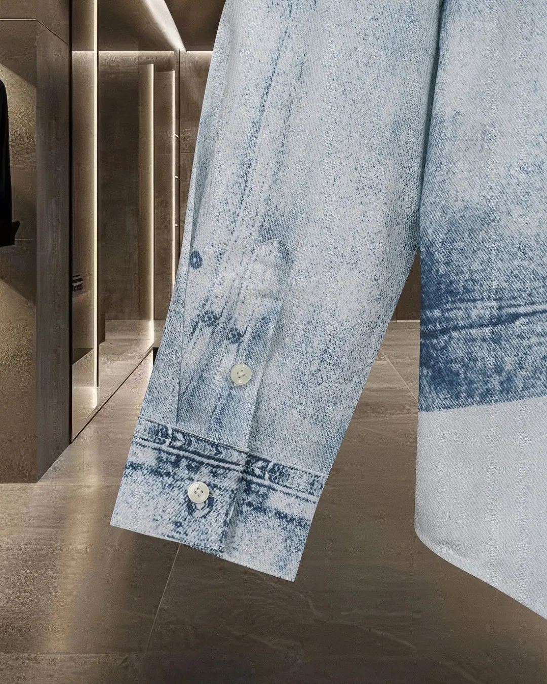 🅿️296 DIOR Dior hot style is coming Jay Chou's same style light blue distressed denim digitally printed long-sleeved shirt 2025ss official website new long-sleeved shirt shirt, exquisitely printed Logo high-end version, custom-made fabrics at the counter. Highly breathable and comfortable, exquisitely crafted, impeccable detail processing, custom-made logo engraved buttons, complete with three labels. Brand element design concept reflects high quality. It feels delicate and soft! It presents a casual cut and the upper body shape is great! 🐍Size: M-XXL