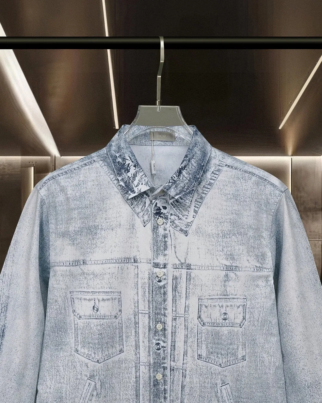 🅿️296 DIOR Dior hot style is coming Jay Chou's same style light blue distressed denim digitally printed long-sleeved shirt 2025ss official website new long-sleeved shirt shirt, exquisitely printed Logo high-end version, custom-made fabrics at the counter. Highly breathable and comfortable, exquisitely crafted, impeccable detail processing, custom-made logo engraved buttons, complete with three labels. Brand element design concept reflects high quality. It feels delicate and soft! It presents a casual cut and the upper body shape is great! 🐍Size: M-XXL