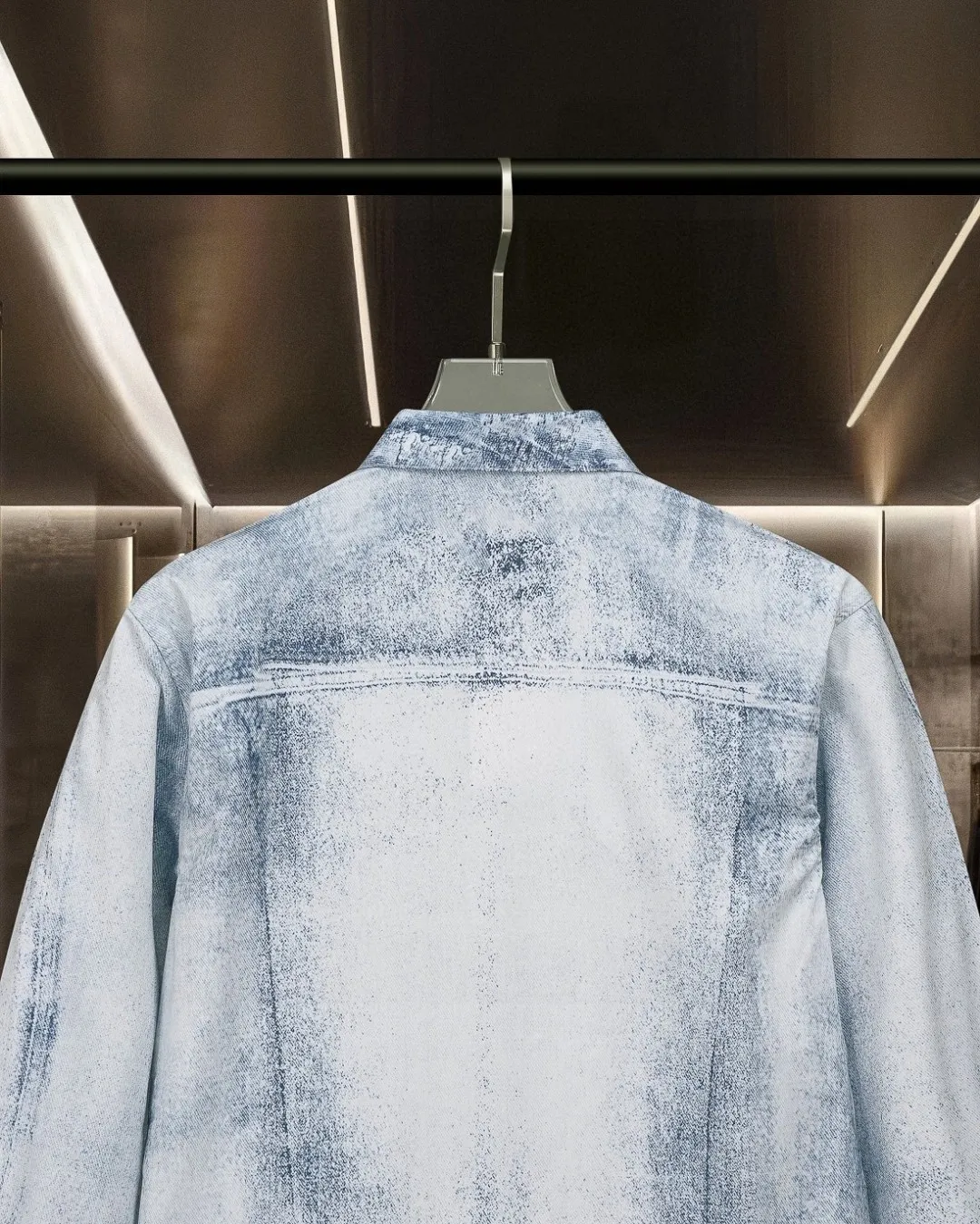 🅿️296 DIOR Dior hot style is coming Jay Chou's same style light blue distressed denim digitally printed long-sleeved shirt 2025ss official website new long-sleeved shirt shirt, exquisitely printed Logo high-end version, custom-made fabrics at the counter. Highly breathable and comfortable, exquisitely crafted, impeccable detail processing, custom-made logo engraved buttons, complete with three labels. Brand element design concept reflects high quality. It feels delicate and soft! It presents a casual cut and the upper body shape is great! 🐍Size: M-XXL