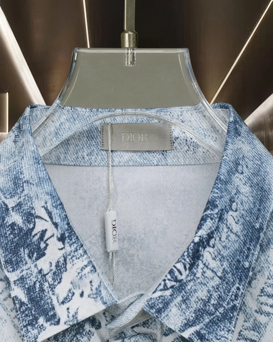 🅿️296 DIOR Dior hot style is coming Jay Chou's same style light blue distressed denim digitally printed long-sleeved shirt 2025ss official website new long-sleeved shirt shirt, exquisitely printed Logo high-end version, custom-made fabrics at the counter. Highly breathable and comfortable, exquisitely crafted, impeccable detail processing, custom-made logo engraved buttons, complete with three labels. Brand element design concept reflects high quality. It feels delicate and soft! It presents a casual cut and the upper body shape is great! 🐍Size: M-XXL