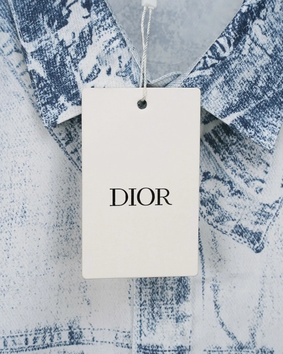 🅿️296 DIOR Dior hot style is coming Jay Chou's same style light blue distressed denim digitally printed long-sleeved shirt 2025ss official website new long-sleeved shirt shirt, exquisitely printed Logo high-end version, custom-made fabrics at the counter. Highly breathable and comfortable, exquisitely crafted, impeccable detail processing, custom-made logo engraved buttons, complete with three labels. Brand element design concept reflects high quality. It feels delicate and soft! It presents a casual cut and the upper body shape is great! 🐍Size: M-XXL