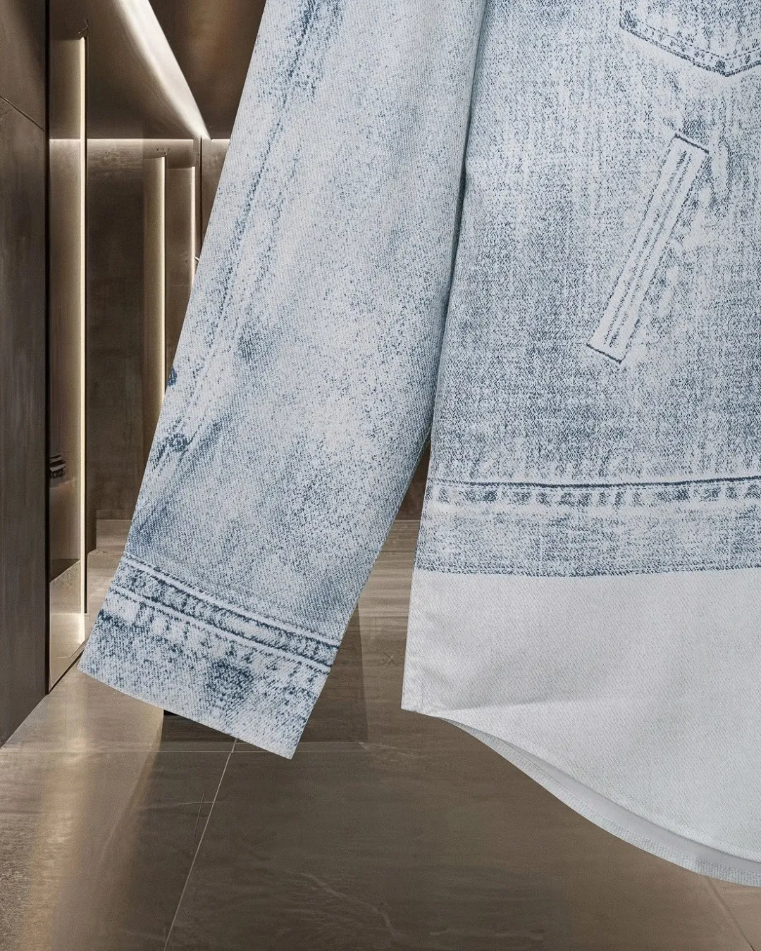 🅿️296 DIOR Dior hot style is coming Jay Chou's same style light blue distressed denim digitally printed long-sleeved shirt 2025ss official website new long-sleeved shirt shirt, exquisitely printed Logo high-end version, custom-made fabrics at the counter. Highly breathable and comfortable, exquisitely crafted, impeccable detail processing, custom-made logo engraved buttons, complete with three labels. Brand element design concept reflects high quality. It feels delicate and soft! It presents a casual cut and the upper body shape is great! 🐍Size: M-XXL