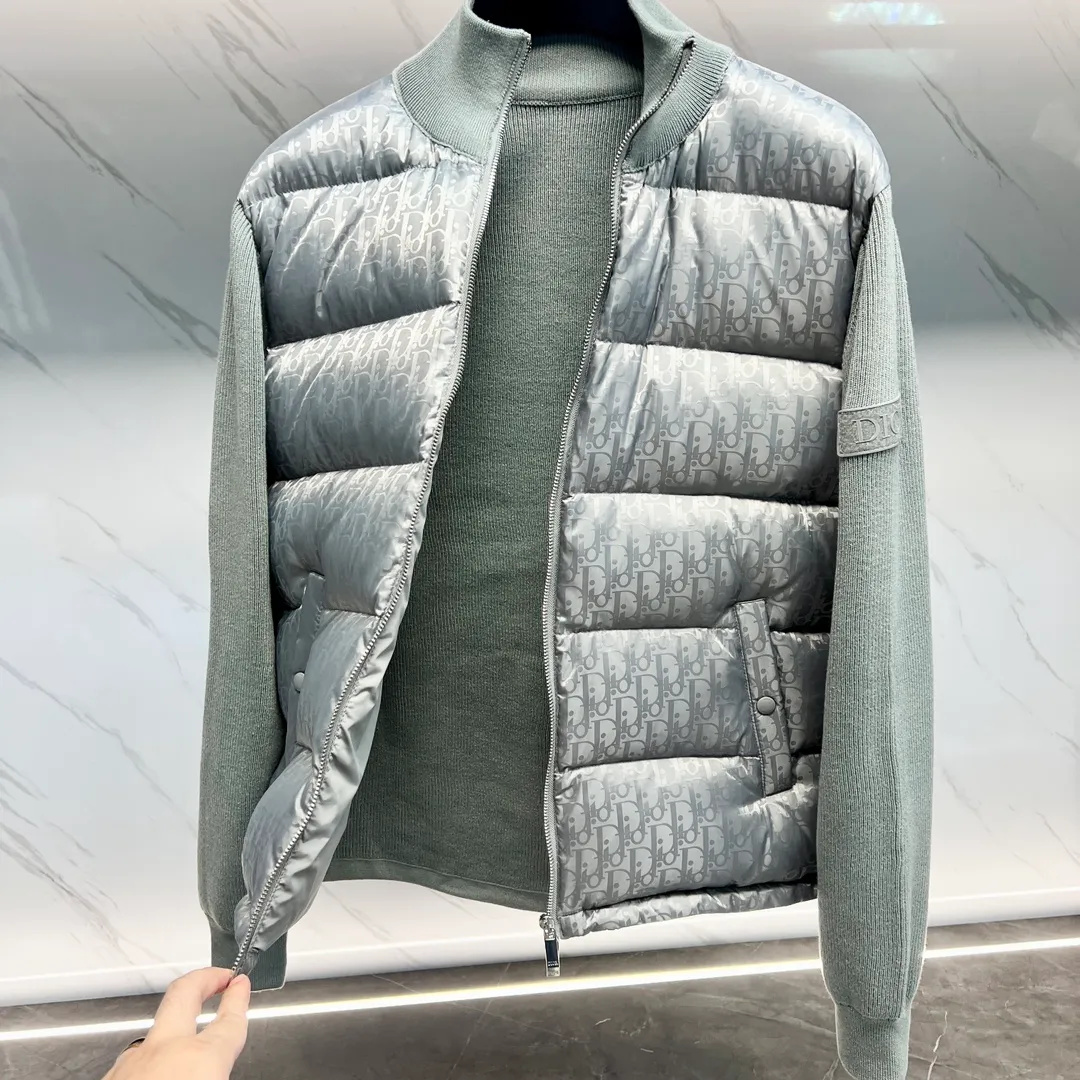 🅿️720 💎High version💎 Dior CD Home 2023 Gray Our very slow hardware comes from the hardware zippers and electroplating process introduced from Taiwan. You can compare my zipper with other zippers. You can hear the sound of the zipper. It is tight, smooth, and smooth. Secondly, our buttons are all facing in one direction. The buttons use the latest technology TPU apron. The reset is more sensitive than ordinary metal. The tensioner damping has higher precision in each touch, is more wear-resistant, and is more durable. Third, please note that wool products are bound to pill, but the probability of pilling varies depending on the time and place of use (it is recommended not to buy it). Fourth, please put mothballs on wool products when they are not being worn. The fabric is still made using Japan's Mitsubishi Textile jacquard technology with a high density of 150,000 stitches per square centimeter. It is then dip-dyed with pure water from Japan's Komatsu Refining Co., Ltd. in non-circulating segments, ensuring that every square foot of cloth on your body can be colorful with small color difference and energetic reflections can be seen on the sides. All pockets are made of pure cotton TR cloth. Pockets are the places we touch most during use. It may be touched hundreds of times a day, so we insist on saving money, and you can't tell if we can reduce the cost by 10 yuan. However, in order to pursue durability, and the original FK, we still choose the fabric used to make overalls as pocket cloth. This kind of fabric is widely used to make overalls, suit pants, suits, outdoor camping, and jungle trekking fabrics, so there is no problem if you touch your pockets hundreds of times a day. 95% pure white duck down, top-notch world-destroying version, and only made in one order. Hurry up and put it on the shelves, it may be taken off the shelves soon. Color: black, navy blue, gray, white Size: 44, 46, 48, 50, 52