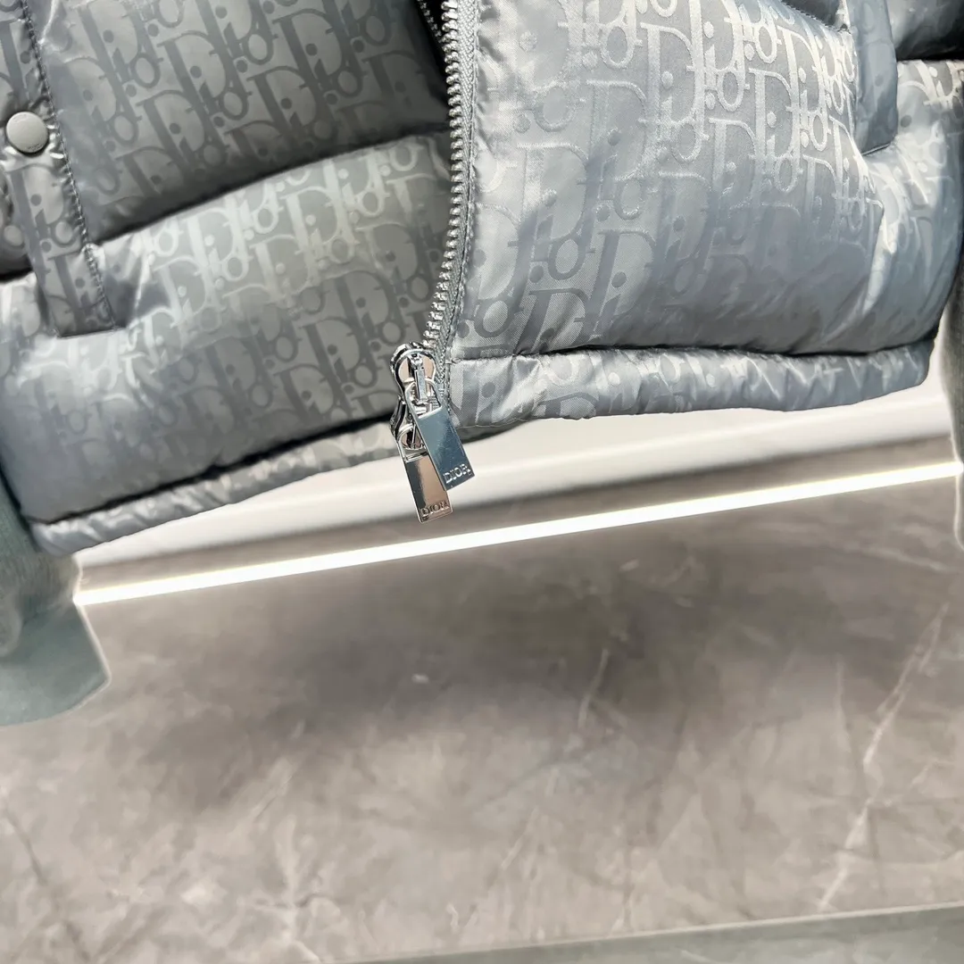 🅿️720 💎High version💎 Dior CD Home 2023 Gray Our very slow hardware comes from the hardware zippers and electroplating process introduced from Taiwan. You can compare my zipper with other zippers. You can hear the sound of the zipper. It is tight, smooth, and smooth. Secondly, our buttons are all facing in one direction. The buttons use the latest technology TPU apron. The reset is more sensitive than ordinary metal. The tensioner damping has higher precision in each touch, is more wear-resistant, and is more durable. Third, please note that wool products are bound to pill, but the probability of pilling varies depending on the time and place of use (it is recommended not to buy it). Fourth, please put mothballs on wool products when they are not being worn. The fabric is still made using Japan's Mitsubishi Textile jacquard technology with a high density of 150,000 stitches per square centimeter. It is then dip-dyed with pure water from Japan's Komatsu Refining Co., Ltd. in non-circulating segments, ensuring that every square foot of cloth on your body can be colorful with small color difference and energetic reflections can be seen on the sides. All pockets are made of pure cotton TR cloth. Pockets are the places we touch most during use. It may be touched hundreds of times a day, so we insist on saving money, and you can't tell if we can reduce the cost by 10 yuan. However, in order to pursue durability, and the original FK, we still choose the fabric used to make overalls as pocket cloth. This kind of fabric is widely used to make overalls, suit pants, suits, outdoor camping, and jungle trekking fabrics, so there is no problem if you touch your pockets hundreds of times a day. 95% pure white duck down, top-notch world-destroying version, and only made in one order. Hurry up and put it on the shelves, it may be taken off the shelves soon. Color: black, navy blue, gray, white Size: 44, 46, 48, 50, 52