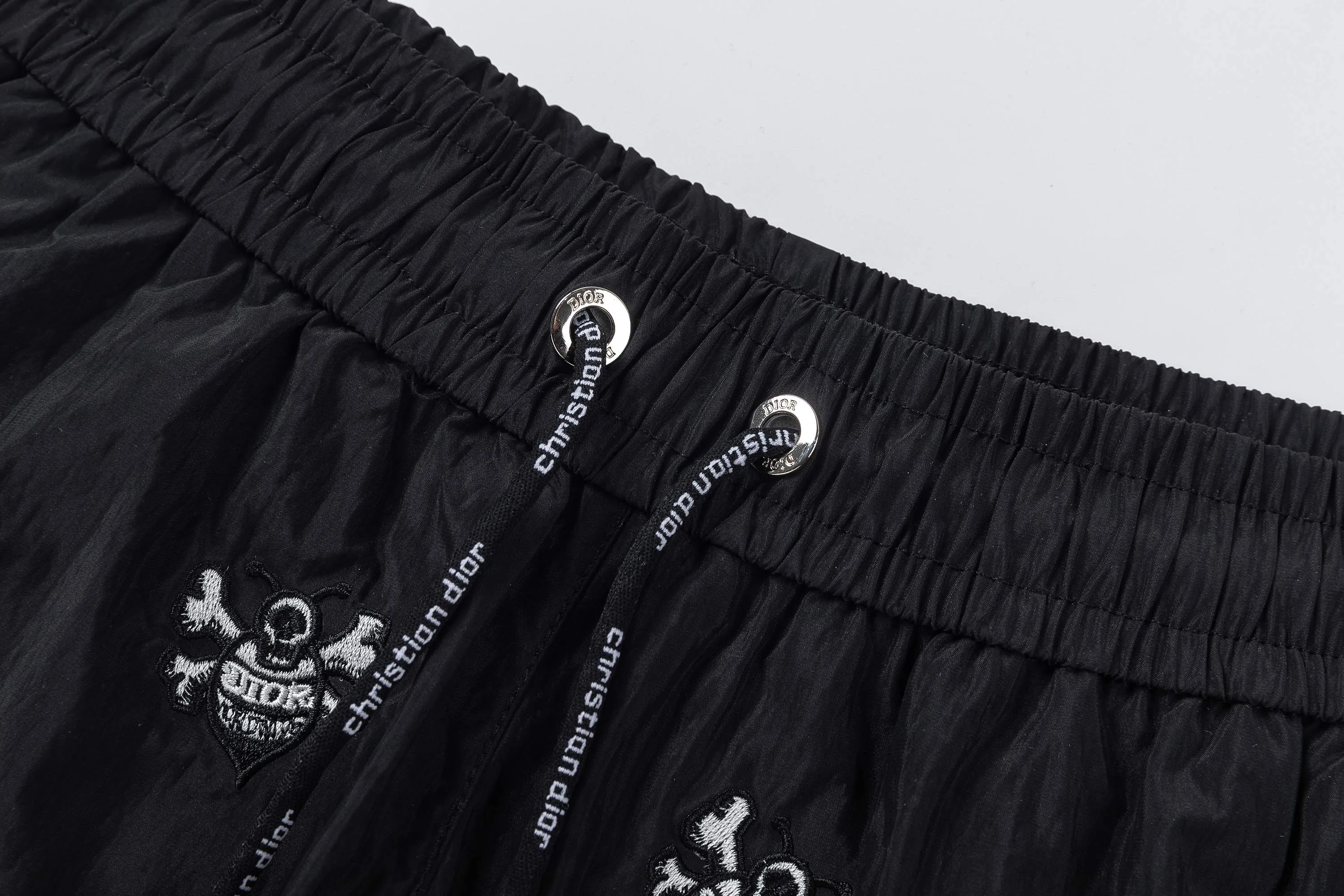 🅿️210 DiRO Dior 2025 spring and summer logo embroidery. New fashionable beach shorts, with lining and mesh shorts! The official website is synchronized with the original 1-1 replica, the original hardware is selected from high-quality polyester fiber fabrics, with a delicate feel, a must-have item for summer, and the upper body effect is super handsome! Color: Black White Size: S M L XL XXL
