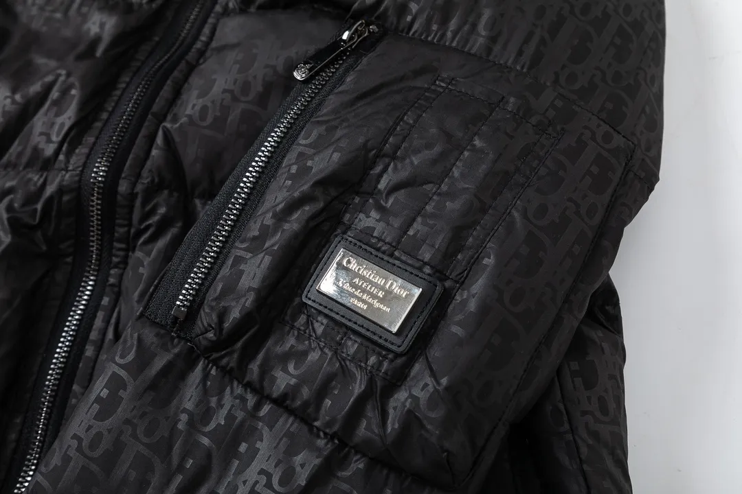 🅿️600 DIOR Dior's new autumn and winter style 🆕down jacket. Original 1:1 customized hardware accessories, all imported and original customization. Welcome to compare at the counter. Absolutely high quality. Made of top 90 white duck down. Super soft, fluffy and plump. Super heavy workmanship. The fabric is well-crafted and has a perfect version. Note⚠The fabric is super comfortable. Exclusive model. Non-market goods. Same sizes for men and women. Size M to XXL