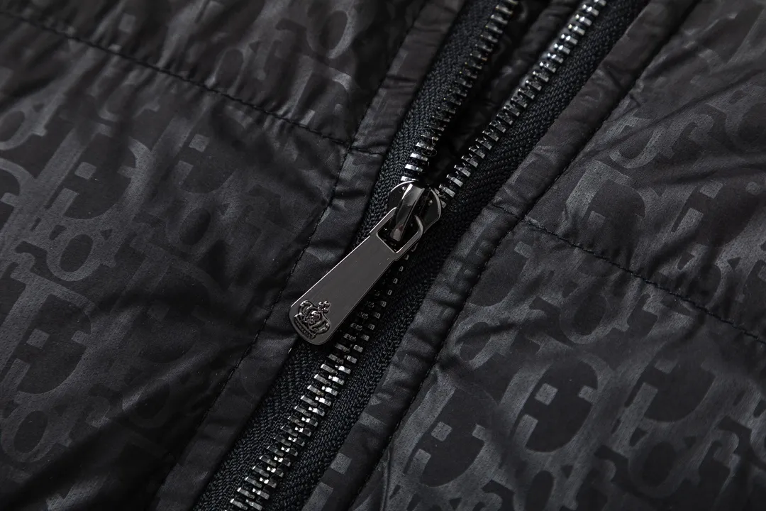 🅿️600 DIOR Dior's new autumn and winter style 🆕down jacket. Original 1:1 customized hardware accessories, all imported and original customization. Welcome to compare at the counter. Absolutely high quality. Made of top 90 white duck down. Super soft, fluffy and plump. Super heavy workmanship. The fabric is well-crafted and has a perfect version. Note⚠The fabric is super comfortable. Exclusive model. Non-market goods. Same sizes for men and women. Size M to XXL