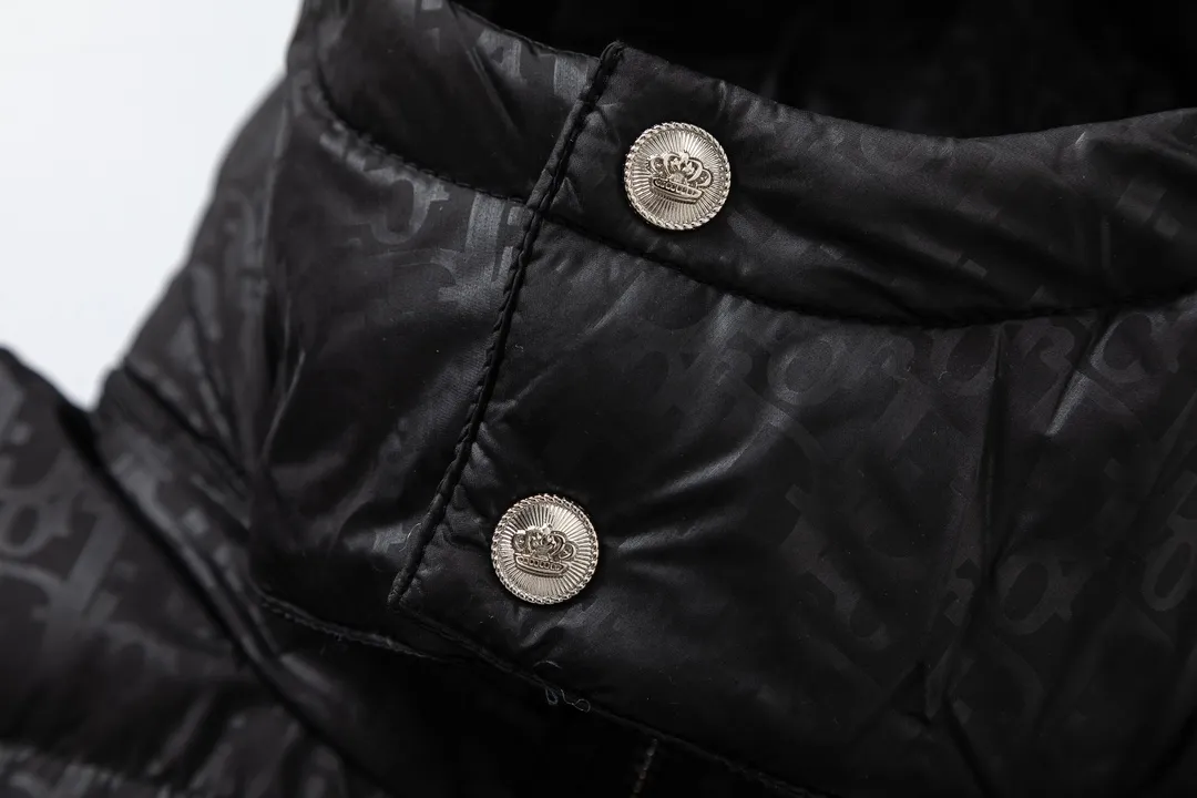 🅿️600 DIOR Dior's new autumn and winter style 🆕down jacket. Original 1:1 customized hardware accessories, all imported and original customization. Welcome to compare at the counter. Absolutely high quality. Made of top 90 white duck down. Super soft, fluffy and plump. Super heavy workmanship. The fabric is well-crafted and has a perfect version. Note⚠The fabric is super comfortable. Exclusive model. Non-market goods. Same sizes for men and women. Size M to XXL