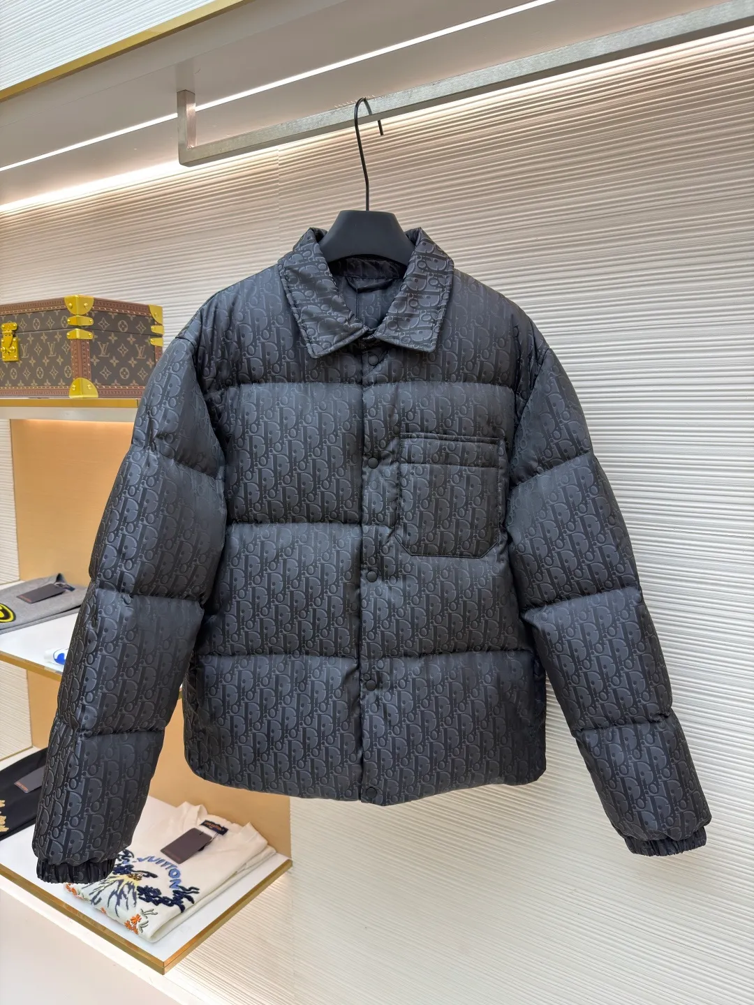 Dior 25ss jacquard all-over printed down jacket ●Original version: purchased and developed by 21894 ●Item number: 1682014-D35 ●Fabric: white duck down fabric ●Technology: jacquard production ●Color: black ●Version: fitted version ●Weight: about 800 grams ●Size: 46-48-50-52 ●Description: The fabric adopts scientific jacquard technology: laser jacquard technology is applied to the fabric to make the whole piece of clothing uneven and more three-dimensional. This technology not only improves the visual effect of the fabric, but also enhances its durability and comfort. Custom-woven high-density satin nylon material, combined with dark jacquard weaving, makes the down vest extremely waterproof, anti-fouling, and dust-proof. This ensures that the vest will look and perform well in inclement weather. Oblique printing is applied to fabrics through precise printing technology and blends perfectly with the fabrics, presenting a low-key and luxurious visual effect. High-quality 90% white duck down is used as the filling, and it has been strictly processed and screened to ensure the fluffiness and warmth of the down. Evenly fill the down into the inner bladder of the vest and fix it by sewing and taping. Detailed processing is done on the collar, cuffs, hem and other parts of the vest to improve the practicality and beauty of the vest. At the same time, the vests are ironed and inspected to ensure that the product quality meets the standards. The overall wiring is straight and delicate, the fabric is comfortable and soft, and the color is consistent without color difference. It can be matched with the same style to create a fashionable look and control various occasions. Customized accessories, complete with three standards, same style for men and women!
