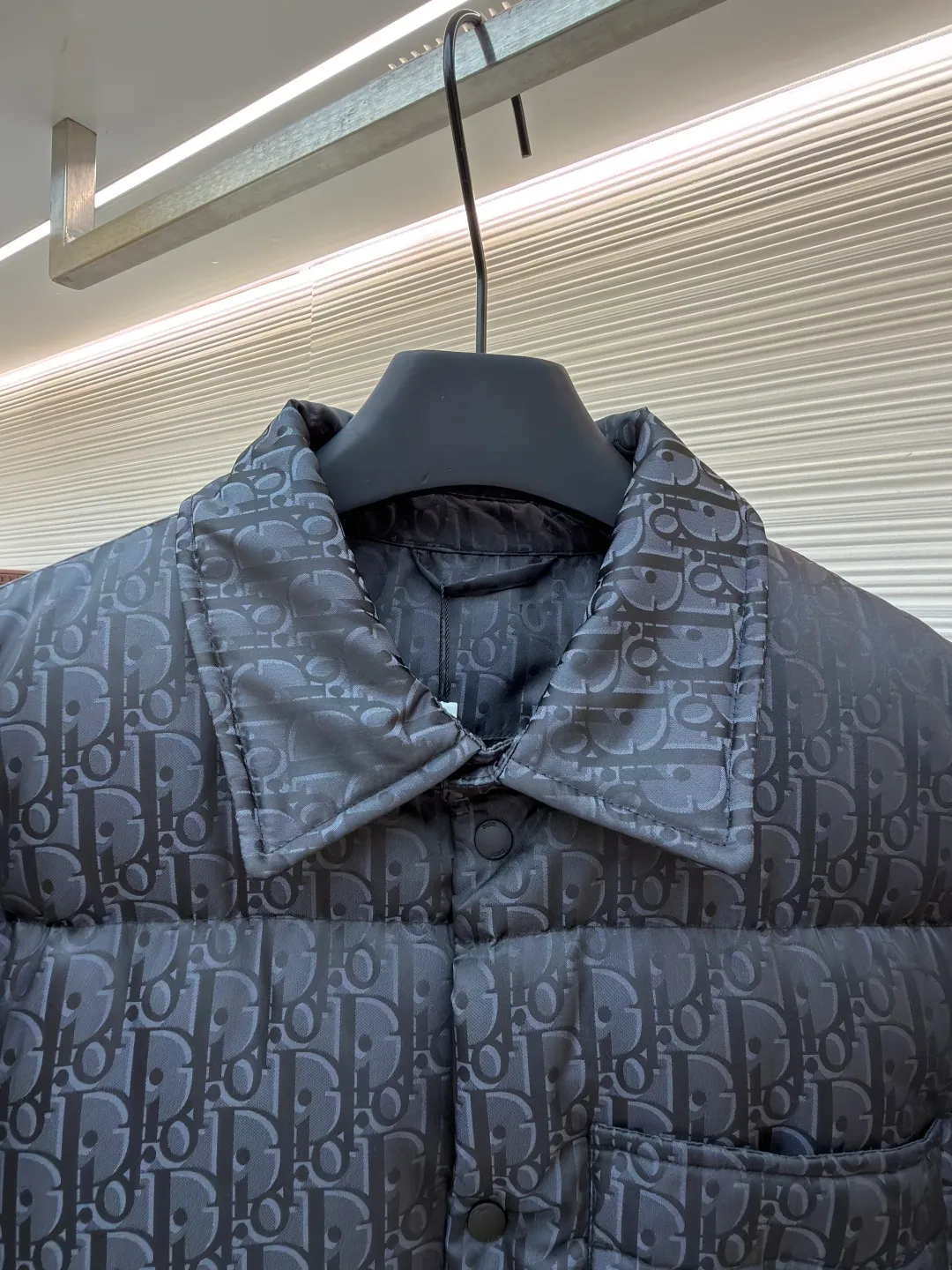 Dior 25ss jacquard all-over printed down jacket ●Original version: purchased and developed by 21894 ●Item number: 1682014-D35 ●Fabric: white duck down fabric ●Technology: jacquard production ●Color: black ●Version: fitted version ●Weight: about 800 grams ●Size: 46-48-50-52 ●Description: The fabric adopts scientific jacquard technology: laser jacquard technology is applied to the fabric to make the whole piece of clothing uneven and more three-dimensional. This technology not only improves the visual effect of the fabric, but also enhances its durability and comfort. Custom-woven high-density satin nylon material, combined with dark jacquard weaving, makes the down vest extremely waterproof, anti-fouling, and dust-proof. This ensures that the vest will look and perform well in inclement weather. Oblique printing is applied to fabrics through precise printing technology and blends perfectly with the fabrics, presenting a low-key and luxurious visual effect. High-quality 90% white duck down is used as the filling, and it has been strictly processed and screened to ensure the fluffiness and warmth of the down. Evenly fill the down into the inner bladder of the vest and fix it by sewing and taping. Detailed processing is done on the collar, cuffs, hem and other parts of the vest to improve the practicality and beauty of the vest. At the same time, the vests are ironed and inspected to ensure that the product quality meets the standards. The overall wiring is straight and delicate, the fabric is comfortable and soft, and the color is consistent without color difference. It can be matched with the same style to create a fashionable look and control various occasions. Customized accessories, complete with three standards, same style for men and women!