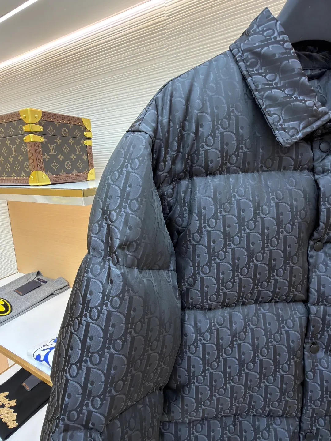 Dior 25ss jacquard all-over printed down jacket ●Original version: purchased and developed by 21894 ●Item number: 1682014-D35 ●Fabric: white duck down fabric ●Technology: jacquard production ●Color: black ●Version: fitted version ●Weight: about 800 grams ●Size: 46-48-50-52 ●Description: The fabric adopts scientific jacquard technology: laser jacquard technology is applied to the fabric to make the whole piece of clothing uneven and more three-dimensional. This technology not only improves the visual effect of the fabric, but also enhances its durability and comfort. Custom-woven high-density satin nylon material, combined with dark jacquard weaving, makes the down vest extremely waterproof, anti-fouling, and dust-proof. This ensures that the vest will look and perform well in inclement weather. Oblique printing is applied to fabrics through precise printing technology and blends perfectly with the fabrics, presenting a low-key and luxurious visual effect. High-quality 90% white duck down is used as the filling, and it has been strictly processed and screened to ensure the fluffiness and warmth of the down. Evenly fill the down into the inner bladder of the vest and fix it by sewing and taping. Detailed processing is done on the collar, cuffs, hem and other parts of the vest to improve the practicality and beauty of the vest. At the same time, the vests are ironed and inspected to ensure that the product quality meets the standards. The overall wiring is straight and delicate, the fabric is comfortable and soft, and the color is consistent without color difference. It can be matched with the same style to create a fashionable look and control various occasions. Customized accessories, complete with three standards, same style for men and women!