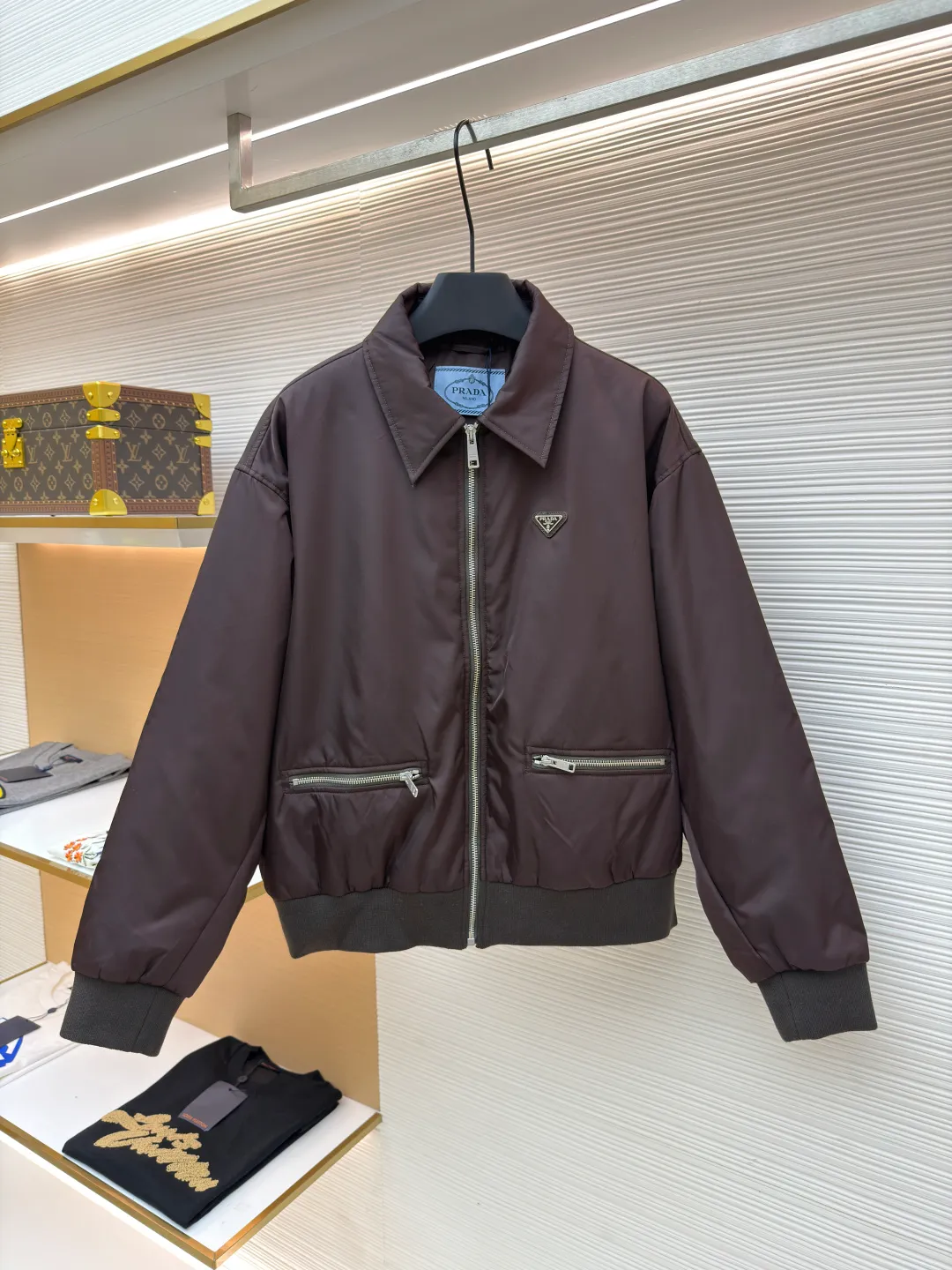 Prada triangle logo zipper pocket cotton jacket ●Original version: purchased and developed in 19800 ●Item number: 1681172-B60 ●Fabric: twill light-sensitive nylon film material ●Technology: infrared positioning production ●Color: brown ●Version: fitted version ●Weight: about 630 grams ●Size: 38-40-42-44 ●Description: Customized twill light-sensitive nylon film material and velvet cloud cotton sheet inside It is full of texture, comfortable and close to the skin. It is based on dark coffee tones that have accumulated over time. The iconic enameled triangular metal logo is embellished to highlight the elegance and nobility of the brand. The lining and padding design highlight the wrapping effect, which cleverly combines the warmth of cotton clothing and the aesthetics of life. The visual segmentation design of parallel double zipper pockets hides the slimming password of the micro-profile. It shows elegance and shines with a unique light. The imported infrared machine is used to locate the "Prada triangle mark" for more accurate positioning. Strong and solid, pure manual water disassembly process. After completing the initial combination of the lining cloth and the cotton piece, the craftsman will further adjust and disassemble it in the water. The lining cloth and the cotton piece can achieve a perfect combination, making the lining cloth and the cotton piece more closely combined. Beautiful and neat, the template machine opens the bag. The preset template guides the position, shape and size of the bag opening. The accuracy ensures the quality of the bag opening effect. The overall wiring is straight and delicate, the fabric is comfortable and soft, and the color is consistent without color difference. It can be matched with the same style to create a fashionable look and control various occasions. Customized accessories, complete with three standards, same style for men and women!