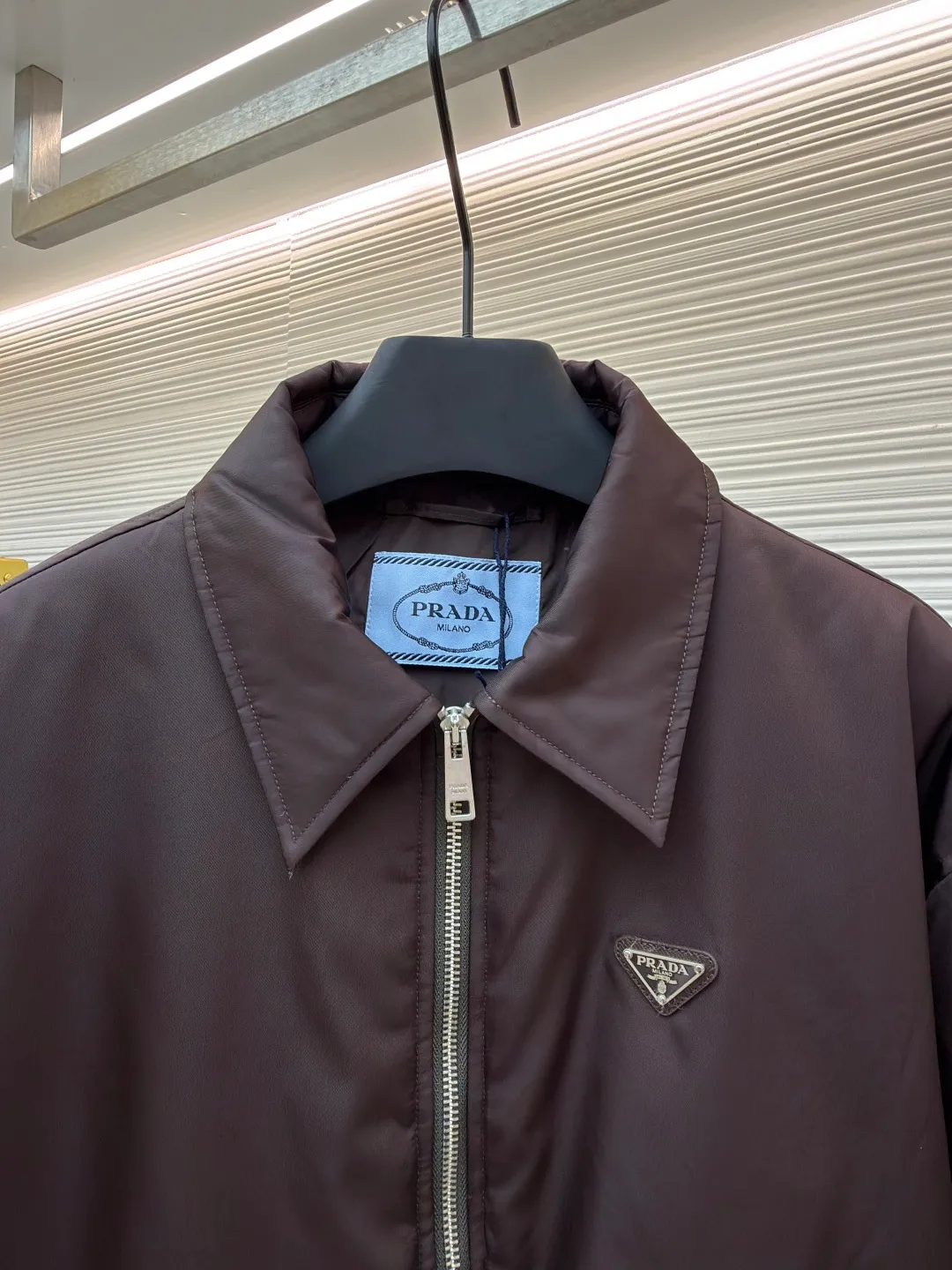 Prada triangle logo zipper pocket cotton jacket ●Original version: purchased and developed in 19800 ●Item number: 1681172-B60 ●Fabric: twill light-sensitive nylon film material ●Technology: infrared positioning production ●Color: brown ●Version: fitted version ●Weight: about 630 grams ●Size: 38-40-42-44 ●Description: Customized twill light-sensitive nylon film material and velvet cloud cotton sheet inside It is full of texture, comfortable and close to the skin. It is based on dark coffee tones that have accumulated over time. The iconic enameled triangular metal logo is embellished to highlight the elegance and nobility of the brand. The lining and padding design highlight the wrapping effect, which cleverly combines the warmth of cotton clothing and the aesthetics of life. The visual segmentation design of parallel double zipper pockets hides the slimming password of the micro-profile. It shows elegance and shines with a unique light. The imported infrared machine is used to locate the "Prada triangle mark" for more accurate positioning. Strong and solid, pure manual water disassembly process. After completing the initial combination of the lining cloth and the cotton piece, the craftsman will further adjust and disassemble it in the water. The lining cloth and the cotton piece can achieve a perfect combination, making the lining cloth and the cotton piece more closely combined. Beautiful and neat, the template machine opens the bag. The preset template guides the position, shape and size of the bag opening. The accuracy ensures the quality of the bag opening effect. The overall wiring is straight and delicate, the fabric is comfortable and soft, and the color is consistent without color difference. It can be matched with the same style to create a fashionable look and control various occasions. Customized accessories, complete with three standards, same style for men and women!