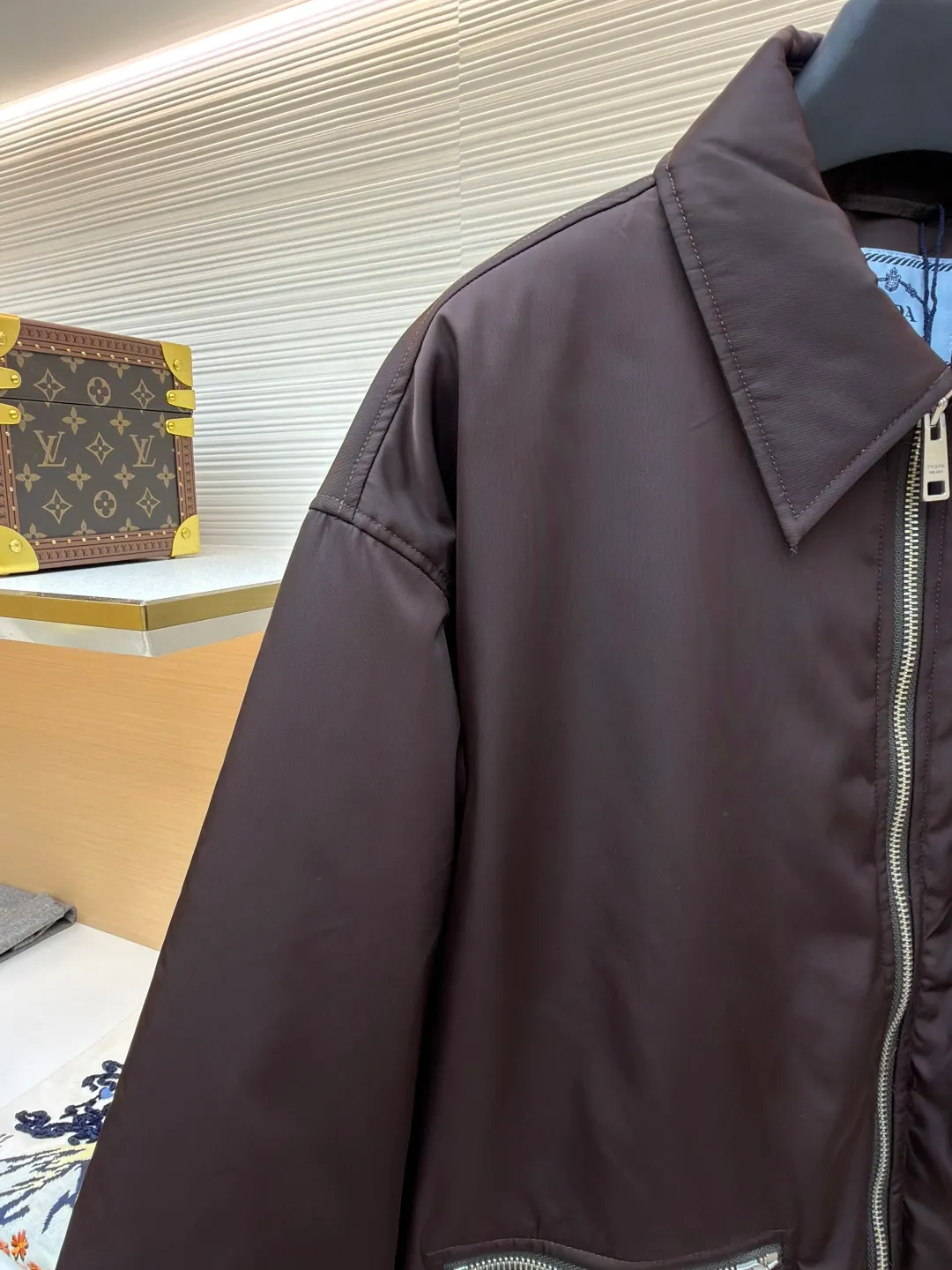 Prada triangle logo zipper pocket cotton jacket ●Original version: purchased and developed in 19800 ●Item number: 1681172-B60 ●Fabric: twill light-sensitive nylon film material ●Technology: infrared positioning production ●Color: brown ●Version: fitted version ●Weight: about 630 grams ●Size: 38-40-42-44 ●Description: Customized twill light-sensitive nylon film material and velvet cloud cotton sheet inside It is full of texture, comfortable and close to the skin. It is based on dark coffee tones that have accumulated over time. The iconic enameled triangular metal logo is embellished to highlight the elegance and nobility of the brand. The lining and padding design highlight the wrapping effect, which cleverly combines the warmth of cotton clothing and the aesthetics of life. The visual segmentation design of parallel double zipper pockets hides the slimming password of the micro-profile. It shows elegance and shines with a unique light. The imported infrared machine is used to locate the "Prada triangle mark" for more accurate positioning. Strong and solid, pure manual water disassembly process. After completing the initial combination of the lining cloth and the cotton piece, the craftsman will further adjust and disassemble it in the water. The lining cloth and the cotton piece can achieve a perfect combination, making the lining cloth and the cotton piece more closely combined. Beautiful and neat, the template machine opens the bag. The preset template guides the position, shape and size of the bag opening. The accuracy ensures the quality of the bag opening effect. The overall wiring is straight and delicate, the fabric is comfortable and soft, and the color is consistent without color difference. It can be matched with the same style to create a fashionable look and control various occasions. Customized accessories, complete with three standards, same style for men and women!