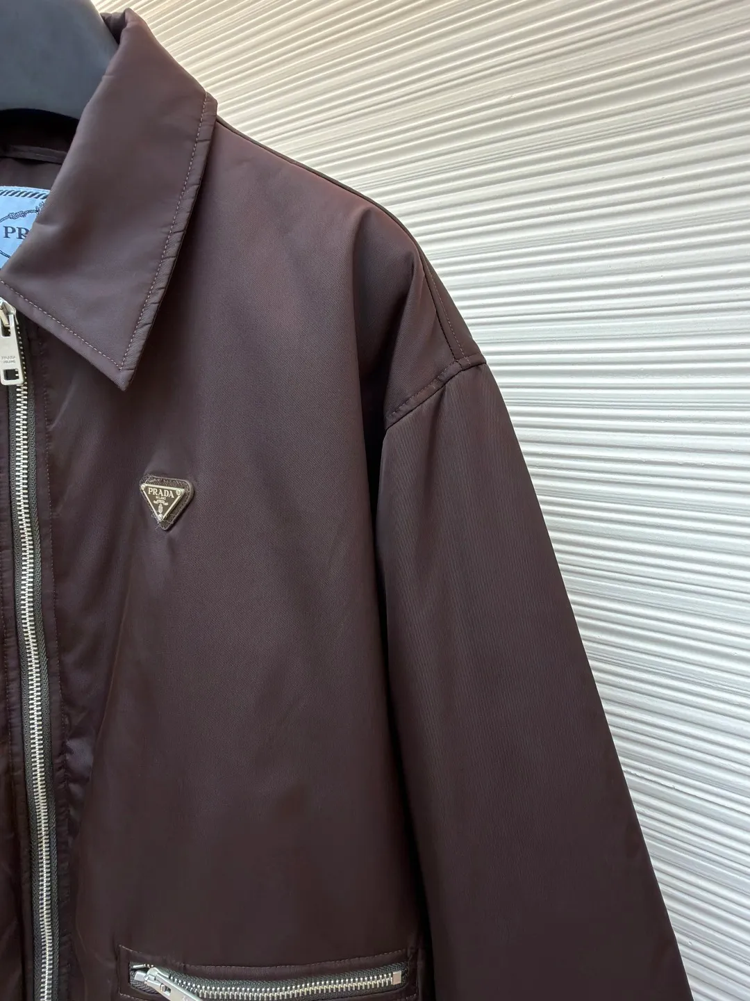 Prada triangle logo zipper pocket cotton jacket ●Original version: purchased and developed in 19800 ●Item number: 1681172-B60 ●Fabric: twill light-sensitive nylon film material ●Technology: infrared positioning production ●Color: brown ●Version: fitted version ●Weight: about 630 grams ●Size: 38-40-42-44 ●Description: Customized twill light-sensitive nylon film material and velvet cloud cotton sheet inside It is full of texture, comfortable and close to the skin. It is based on dark coffee tones that have accumulated over time. The iconic enameled triangular metal logo is embellished to highlight the elegance and nobility of the brand. The lining and padding design highlight the wrapping effect, which cleverly combines the warmth of cotton clothing and the aesthetics of life. The visual segmentation design of parallel double zipper pockets hides the slimming password of the micro-profile. It shows elegance and shines with a unique light. The imported infrared machine is used to locate the "Prada triangle mark" for more accurate positioning. Strong and solid, pure manual water disassembly process. After completing the initial combination of the lining cloth and the cotton piece, the craftsman will further adjust and disassemble it in the water. The lining cloth and the cotton piece can achieve a perfect combination, making the lining cloth and the cotton piece more closely combined. Beautiful and neat, the template machine opens the bag. The preset template guides the position, shape and size of the bag opening. The accuracy ensures the quality of the bag opening effect. The overall wiring is straight and delicate, the fabric is comfortable and soft, and the color is consistent without color difference. It can be matched with the same style to create a fashionable look and control various occasions. Customized accessories, complete with three standards, same style for men and women!