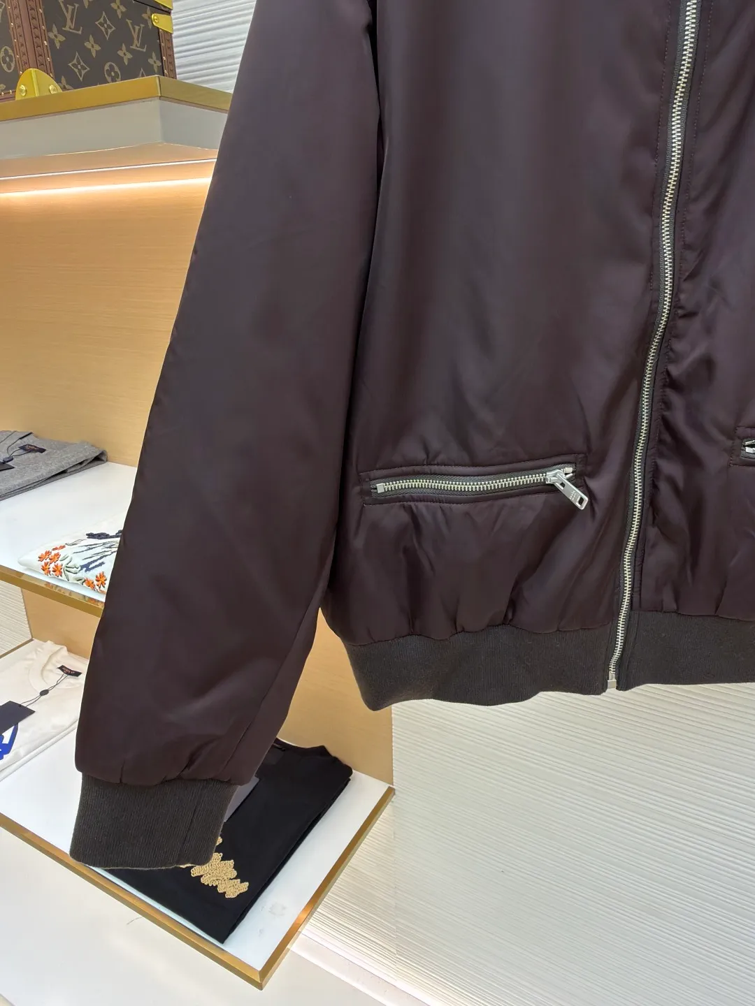 Prada triangle logo zipper pocket cotton jacket ●Original version: purchased and developed in 19800 ●Item number: 1681172-B60 ●Fabric: twill light-sensitive nylon film material ●Technology: infrared positioning production ●Color: brown ●Version: fitted version ●Weight: about 630 grams ●Size: 38-40-42-44 ●Description: Customized twill light-sensitive nylon film material and velvet cloud cotton sheet inside It is full of texture, comfortable and close to the skin. It is based on dark coffee tones that have accumulated over time. The iconic enameled triangular metal logo is embellished to highlight the elegance and nobility of the brand. The lining and padding design highlight the wrapping effect, which cleverly combines the warmth of cotton clothing and the aesthetics of life. The visual segmentation design of parallel double zipper pockets hides the slimming password of the micro-profile. It shows elegance and shines with a unique light. The imported infrared machine is used to locate the "Prada triangle mark" for more accurate positioning. Strong and solid, pure manual water disassembly process. After completing the initial combination of the lining cloth and the cotton piece, the craftsman will further adjust and disassemble it in the water. The lining cloth and the cotton piece can achieve a perfect combination, making the lining cloth and the cotton piece more closely combined. Beautiful and neat, the template machine opens the bag. The preset template guides the position, shape and size of the bag opening. The accuracy ensures the quality of the bag opening effect. The overall wiring is straight and delicate, the fabric is comfortable and soft, and the color is consistent without color difference. It can be matched with the same style to create a fashionable look and control various occasions. Customized accessories, complete with three standards, same style for men and women!