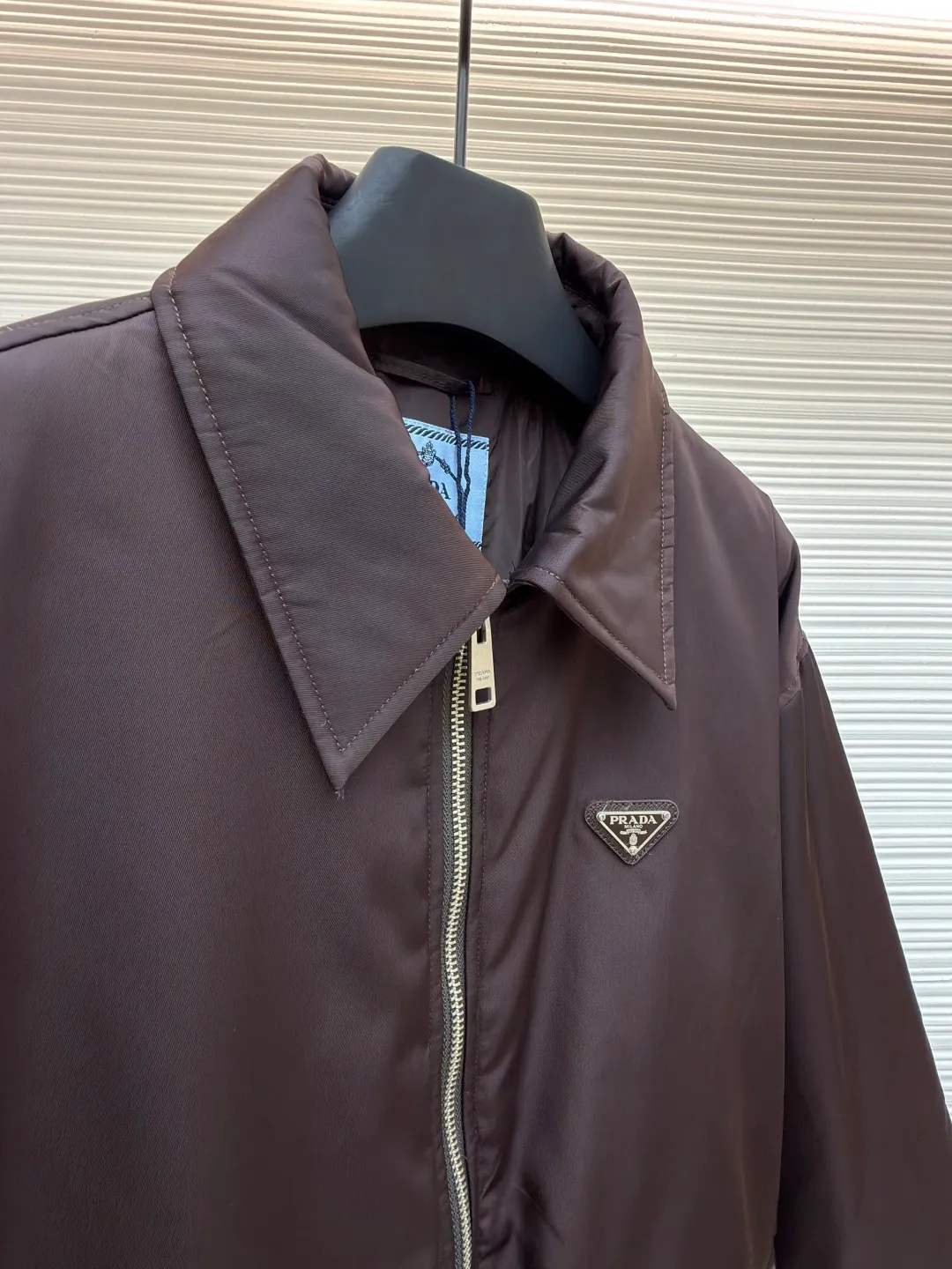 Prada triangle logo zipper pocket cotton jacket ●Original version: purchased and developed in 19800 ●Item number: 1681172-B60 ●Fabric: twill light-sensitive nylon film material ●Technology: infrared positioning production ●Color: brown ●Version: fitted version ●Weight: about 630 grams ●Size: 38-40-42-44 ●Description: Customized twill light-sensitive nylon film material and velvet cloud cotton sheet inside It is full of texture, comfortable and close to the skin. It is based on dark coffee tones that have accumulated over time. The iconic enameled triangular metal logo is embellished to highlight the elegance and nobility of the brand. The lining and padding design highlight the wrapping effect, which cleverly combines the warmth of cotton clothing and the aesthetics of life. The visual segmentation design of parallel double zipper pockets hides the slimming password of the micro-profile. It shows elegance and shines with a unique light. The imported infrared machine is used to locate the "Prada triangle mark" for more accurate positioning. Strong and solid, pure manual water disassembly process. After completing the initial combination of the lining cloth and the cotton piece, the craftsman will further adjust and disassemble it in the water. The lining cloth and the cotton piece can achieve a perfect combination, making the lining cloth and the cotton piece more closely combined. Beautiful and neat, the template machine opens the bag. The preset template guides the position, shape and size of the bag opening. The accuracy ensures the quality of the bag opening effect. The overall wiring is straight and delicate, the fabric is comfortable and soft, and the color is consistent without color difference. It can be matched with the same style to create a fashionable look and control various occasions. Customized accessories, complete with three standards, same style for men and women!