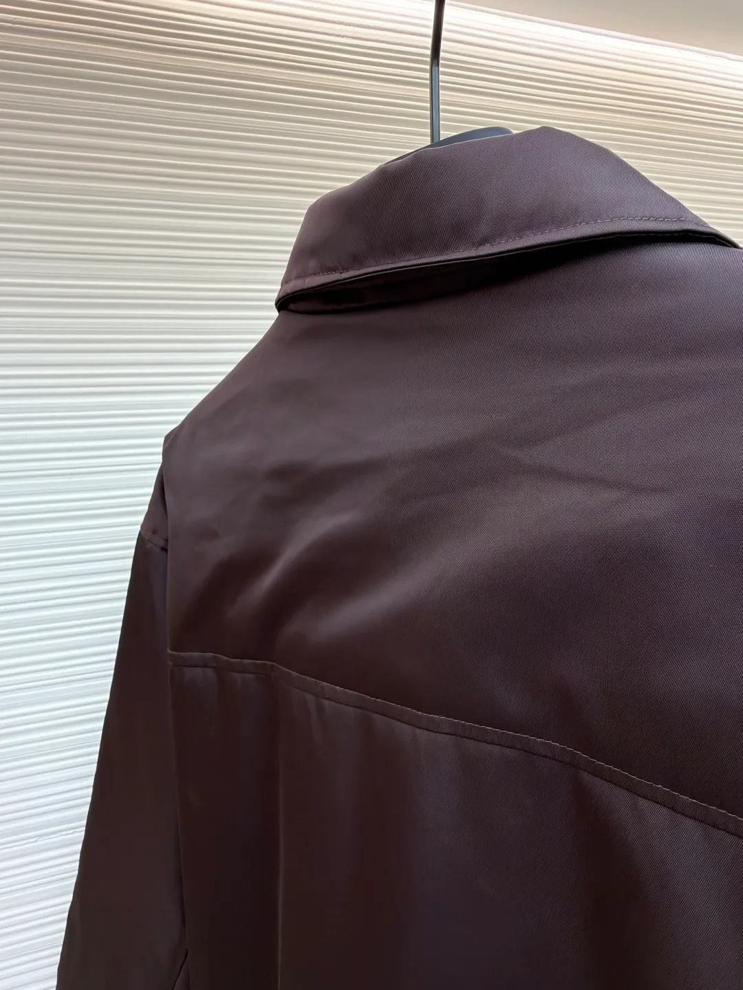 Prada triangle logo zipper pocket cotton jacket ●Original version: purchased and developed in 19800 ●Item number: 1681172-B60 ●Fabric: twill light-sensitive nylon film material ●Technology: infrared positioning production ●Color: brown ●Version: fitted version ●Weight: about 630 grams ●Size: 38-40-42-44 ●Description: Customized twill light-sensitive nylon film material and velvet cloud cotton sheet inside It is full of texture, comfortable and close to the skin. It is based on dark coffee tones that have accumulated over time. The iconic enameled triangular metal logo is embellished to highlight the elegance and nobility of the brand. The lining and padding design highlight the wrapping effect, which cleverly combines the warmth of cotton clothing and the aesthetics of life. The visual segmentation design of parallel double zipper pockets hides the slimming password of the micro-profile. It shows elegance and shines with a unique light. The imported infrared machine is used to locate the "Prada triangle mark" for more accurate positioning. Strong and solid, pure manual water disassembly process. After completing the initial combination of the lining cloth and the cotton piece, the craftsman will further adjust and disassemble it in the water. The lining cloth and the cotton piece can achieve a perfect combination, making the lining cloth and the cotton piece more closely combined. Beautiful and neat, the template machine opens the bag. The preset template guides the position, shape and size of the bag opening. The accuracy ensures the quality of the bag opening effect. The overall wiring is straight and delicate, the fabric is comfortable and soft, and the color is consistent without color difference. It can be matched with the same style to create a fashionable look and control various occasions. Customized accessories, complete with three standards, same style for men and women!