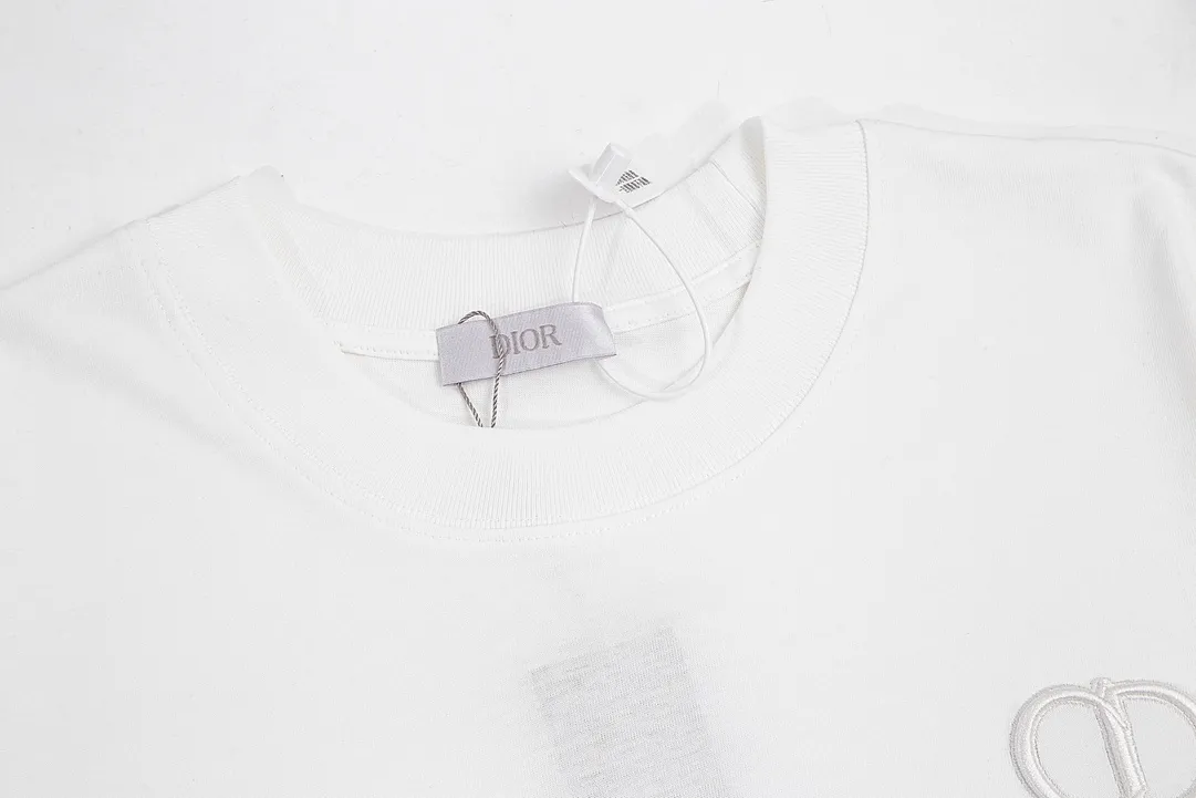 🅿️170 (➕5🉑comes with handbag) Dior Dior CD letter embroidered short-sleeved T-shirt. Customized 240g same-tank dyed fabric. Very comfortable to touch. The latest brick cabinet synchronization for spring and summer. OS off-shoulder version. Fashionable and personalized. Super versatile and good-looking. Very suitable for both men and women. Must-have style. Tag. Collar label. Washed wheat. Complete with three labels. Style number: 23801. Color: white. Size: XS~L