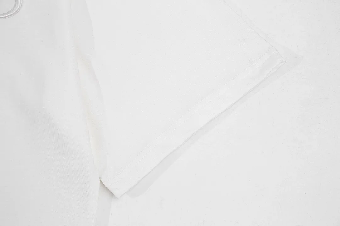 🅿️170 (➕5🉑comes with handbag) Dior Dior CD letter embroidered short-sleeved T-shirt. Customized 240g same-tank dyed fabric. Very comfortable to touch. The latest brick cabinet synchronization for spring and summer. OS off-shoulder version. Fashionable and personalized. Super versatile and good-looking. Very suitable for both men and women. Must-have style. Tag. Collar label. Washed wheat. Complete with three labels. Style number: 23801. Color: white. Size: XS~L