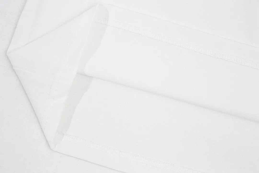 🅿️170 (➕5🉑comes with handbag) Dior Dior CD letter embroidered short-sleeved T-shirt. Customized 240g same-tank dyed fabric. Very comfortable to touch. The latest brick cabinet synchronization for spring and summer. OS off-shoulder version. Fashionable and personalized. Super versatile and good-looking. Very suitable for both men and women. Must-have style. Tag. Collar label. Washed wheat. Complete with three labels. Style number: 23801. Color: white. Size: XS~L