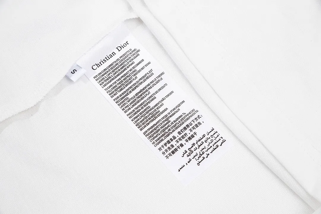 🅿️170 (➕5🉑comes with handbag) Dior Dior CD letter embroidered short-sleeved T-shirt. Customized 240g same-tank dyed fabric. Very comfortable to touch. The latest brick cabinet synchronization for spring and summer. OS off-shoulder version. Fashionable and personalized. Super versatile and good-looking. Very suitable for both men and women. Must-have style. Tag. Collar label. Washed wheat. Complete with three labels. Style number: 23801. Color: white. Size: XS~L