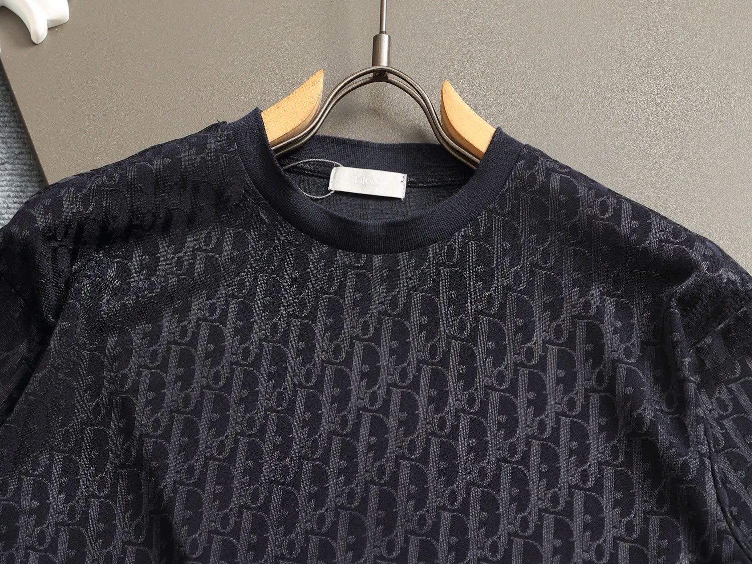 🅿️170 Doir Dior micro-wide version XS-L new exclusive limited edition 25 years of the latest and top-notch full printed logo dark pattern towel embroidered letter logo plaid patch on the back of both sleeves exquisite heavy craftsmanship As the leader in the luxury world, 280g washed fabric T-shirts, D family is well-deserved. The first thing that catches the eye on the piece I am going to talk about today is the two loose and comfortable styles~~The ribbed round neck is the best modification of its version, while B family has the upper body LOGO listed on the front, and the unique pin design uses a color matching design to highlight the texture! Cow Black and white, the most traditional modification method and the simplest color scale contrast form the strongest and direct contrast, and this is often the most concise and clear minimalist modification method~~A nostalgic classic atmosphere also spreads in this work inadvertently! ! Coupled with the blessing of pure cotton material, both the upper body comfort and the existence are unparalleled. It can be said to be a must-have companion in summer. The excellent breathability and comfortable wearing feeling are unparalleled~ Recommended! ! Size: XS S M L Color: Black White Navy Size Chart: