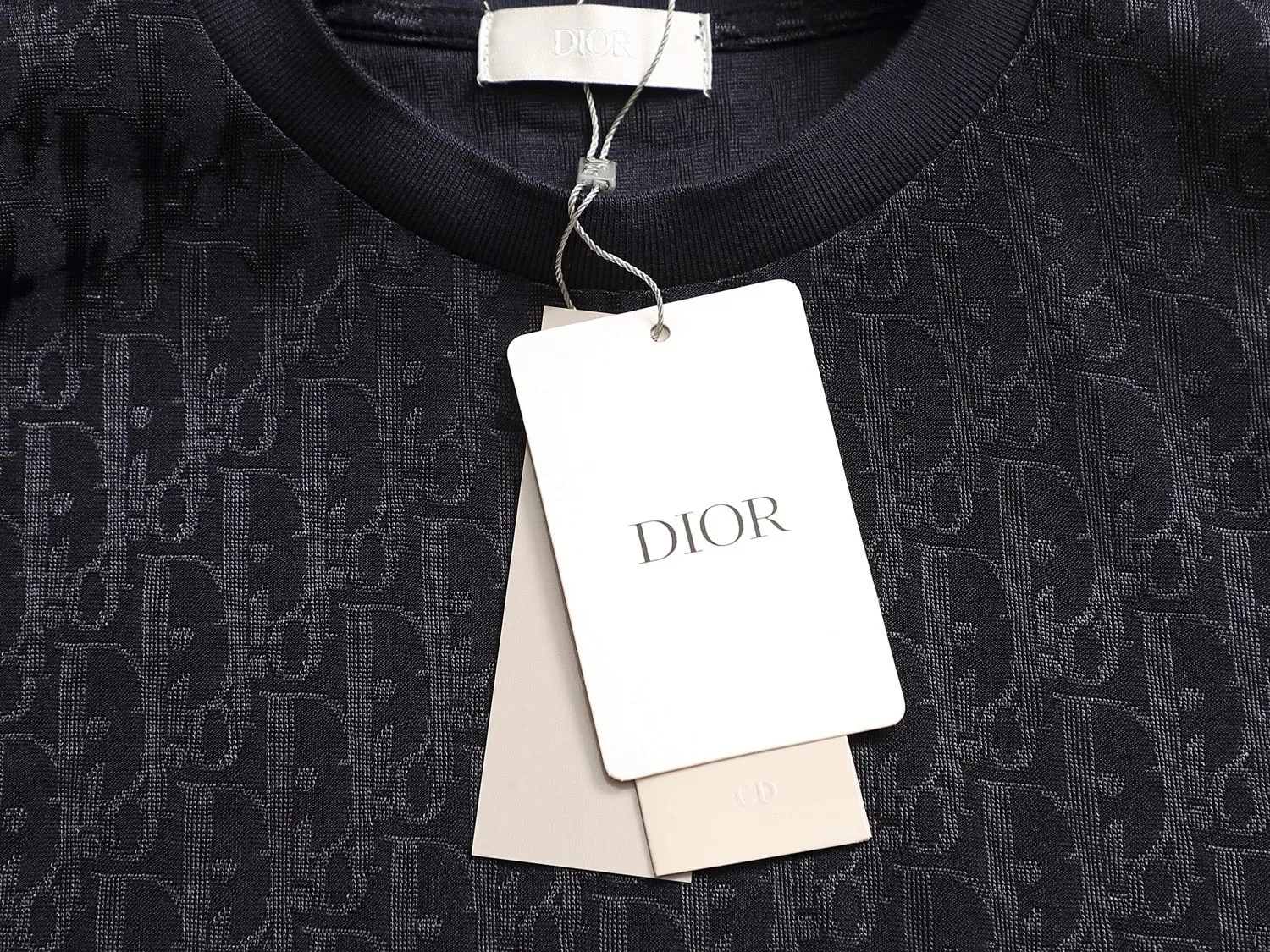 🅿️170 Doir Dior micro-wide version XS-L new exclusive limited edition 25 years of the latest and top-notch full printed logo dark pattern towel embroidered letter logo plaid patch on the back of both sleeves exquisite heavy craftsmanship As the leader in the luxury world, 280g washed fabric T-shirts, D family is well-deserved. The first thing that catches the eye on the piece I am going to talk about today is the two loose and comfortable styles~~The ribbed round neck is the best modification of its version, while B family has the upper body LOGO listed on the front, and the unique pin design uses a color matching design to highlight the texture! Cow Black and white, the most traditional modification method and the simplest color scale contrast form the strongest and direct contrast, and this is often the most concise and clear minimalist modification method~~A nostalgic classic atmosphere also spreads in this work inadvertently! ! Coupled with the blessing of pure cotton material, both the upper body comfort and the existence are unparalleled. It can be said to be a must-have companion in summer. The excellent breathability and comfortable wearing feeling are unparalleled~ Recommended! ! Size: XS S M L Color: Black White Navy Size Chart:
