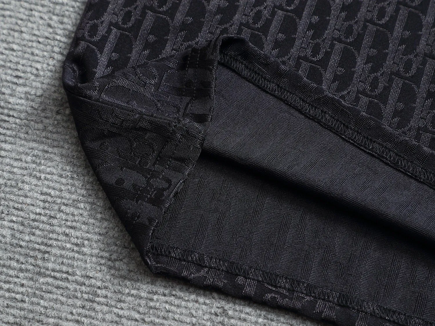🅿️170 Doir Dior micro-wide version XS-L new exclusive limited edition 25 years of the latest and top-notch full printed logo dark pattern towel embroidered letter logo plaid patch on the back of both sleeves exquisite heavy craftsmanship As the leader in the luxury world, 280g washed fabric T-shirts, D family is well-deserved. The first thing that catches the eye on the piece I am going to talk about today is the two loose and comfortable styles~~The ribbed round neck is the best modification of its version, while B family has the upper body LOGO listed on the front, and the unique pin design uses a color matching design to highlight the texture! Cow Black and white, the most traditional modification method and the simplest color scale contrast form the strongest and direct contrast, and this is often the most concise and clear minimalist modification method~~A nostalgic classic atmosphere also spreads in this work inadvertently! ! Coupled with the blessing of pure cotton material, both the upper body comfort and the existence are unparalleled. It can be said to be a must-have companion in summer. The excellent breathability and comfortable wearing feeling are unparalleled~ Recommended! ! Size: XS S M L Color: Black White Navy Size Chart: